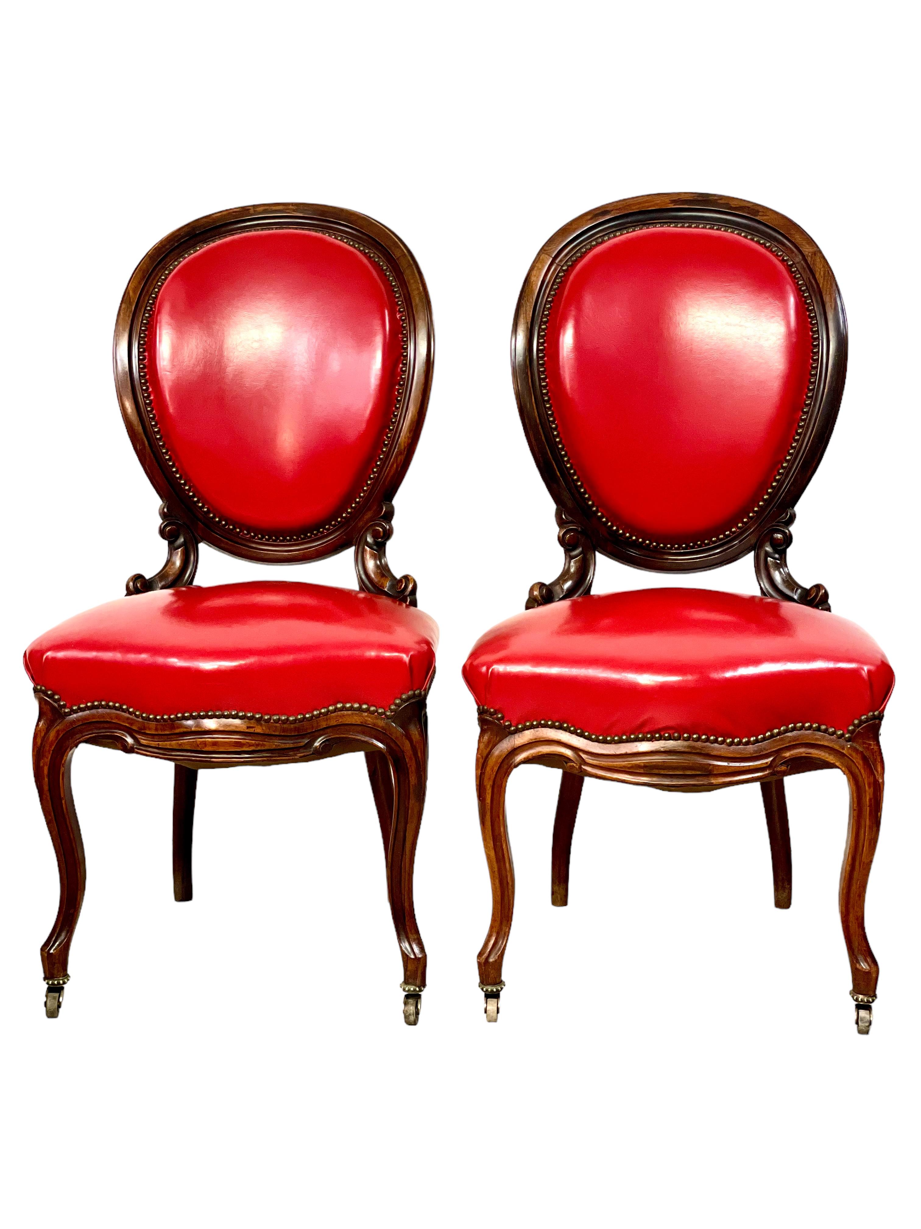 Französischer Satz von vier roten Leder-Esszimmerstühlen aus dem 19. Jahrhundert im Angebot 11