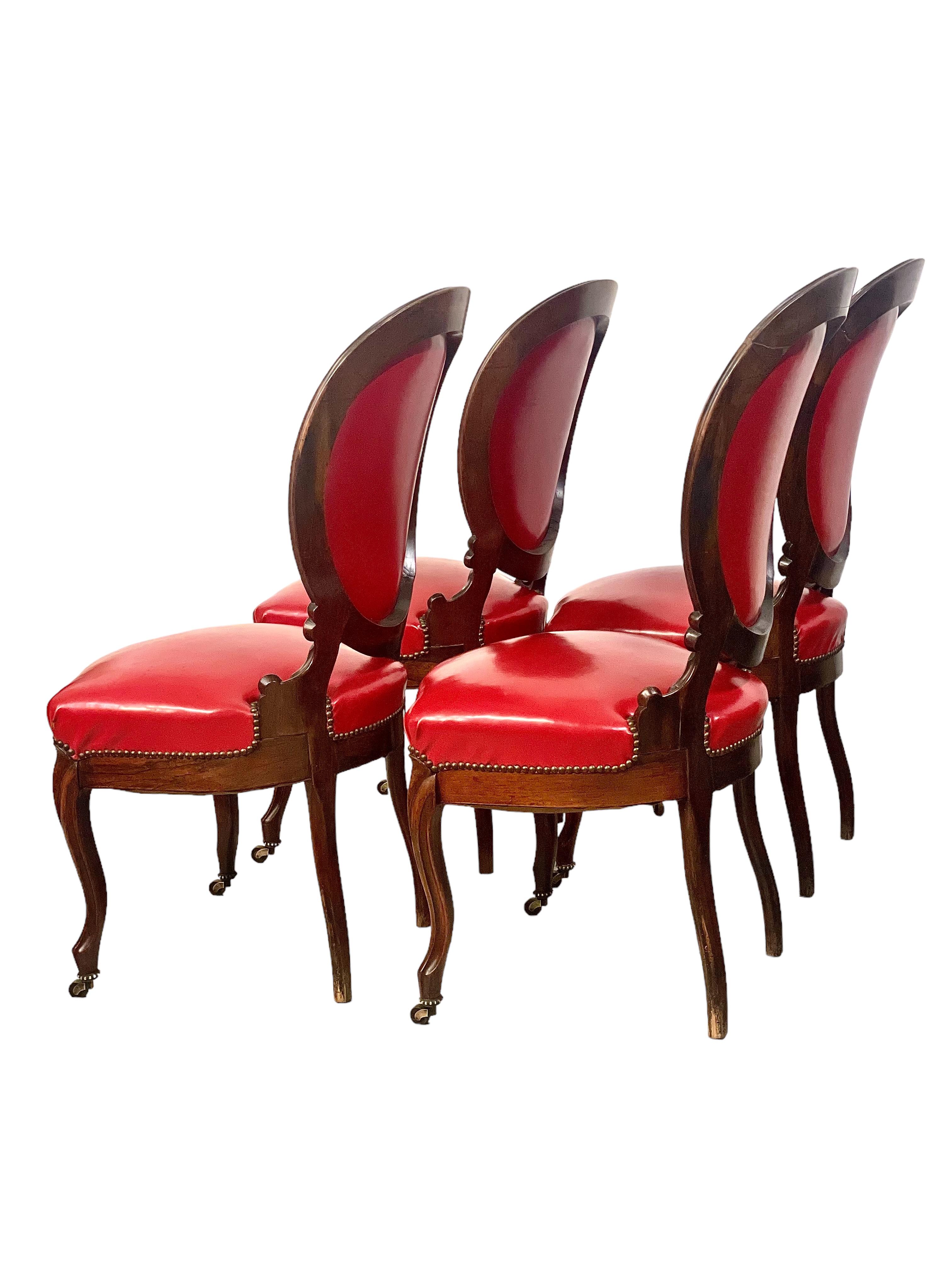 Wir präsentieren ein Set aus vier exquisiten Edelholzstühlen, die die zeitlose Eleganz der Ära Napoleon III. um 1880 verkörpern. Diese Stühle sind aus edlem Holz gefertigt und bestechen durch ihr fesselndes Medaillon-Rückendesign, das