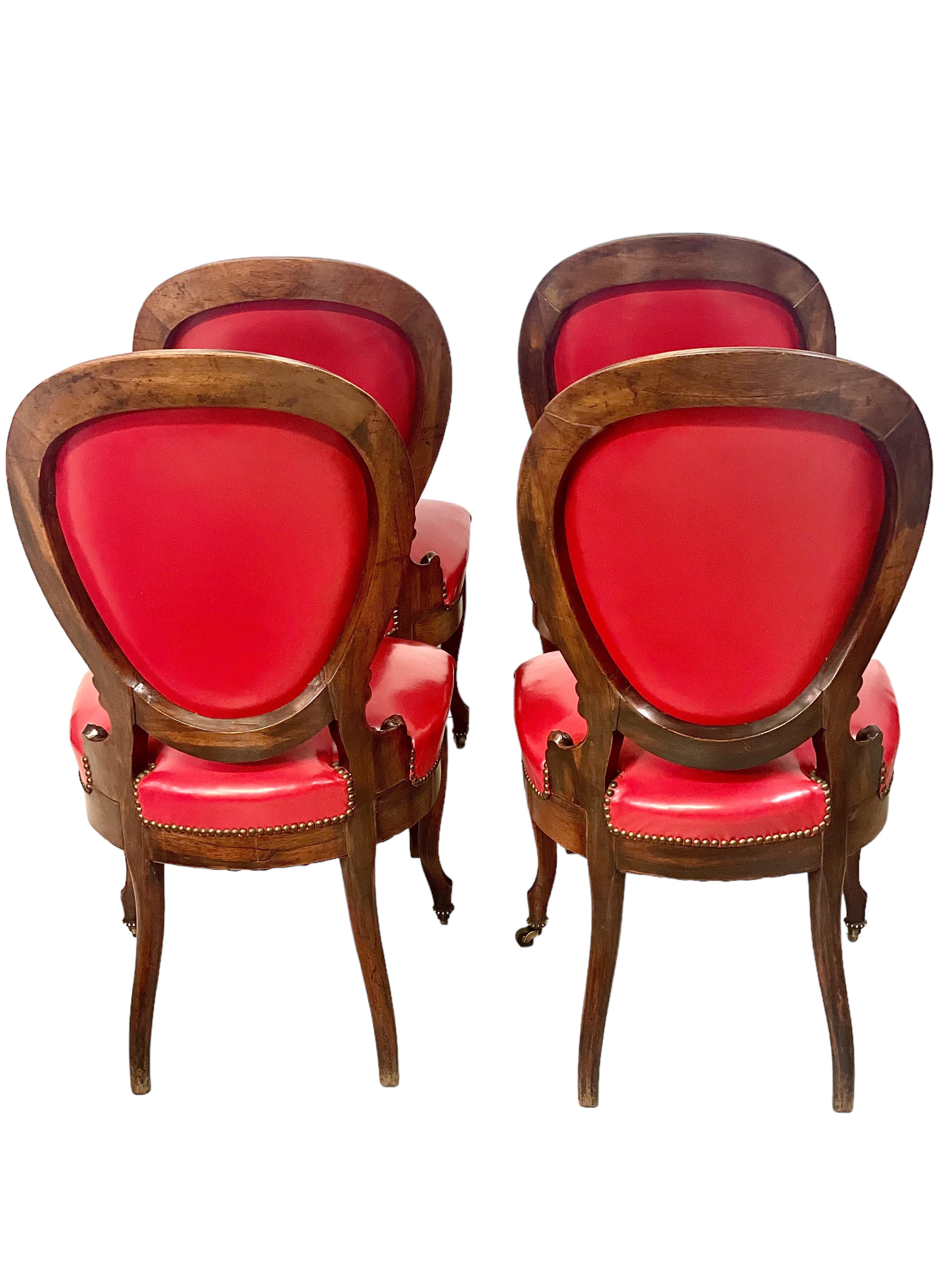 Französischer Satz von vier roten Leder-Esszimmerstühlen aus dem 19. Jahrhundert im Zustand „Gut“ im Angebot in LA CIOTAT, FR