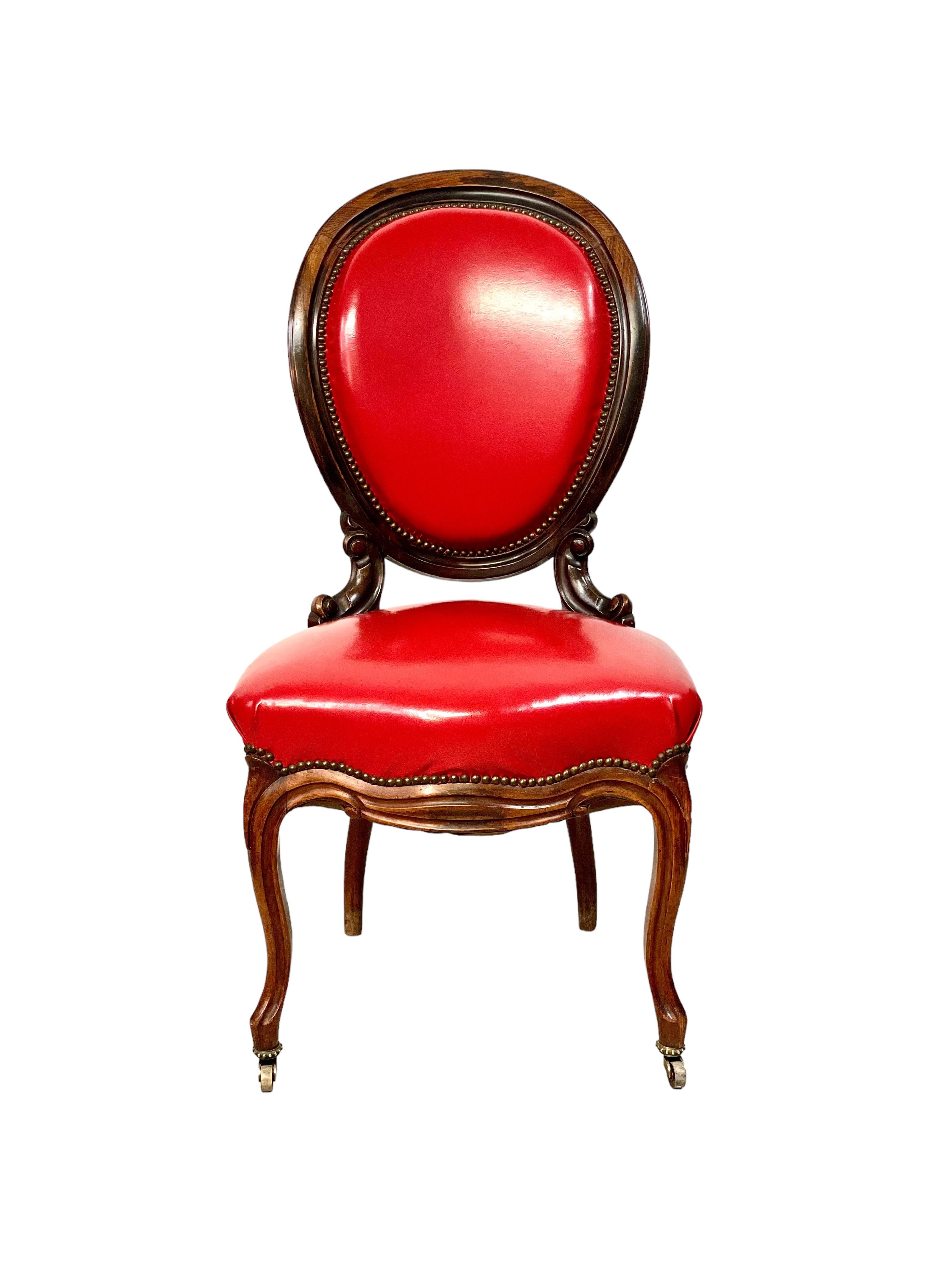 Französischer Satz von vier roten Leder-Esszimmerstühlen aus dem 19. Jahrhundert im Angebot 2