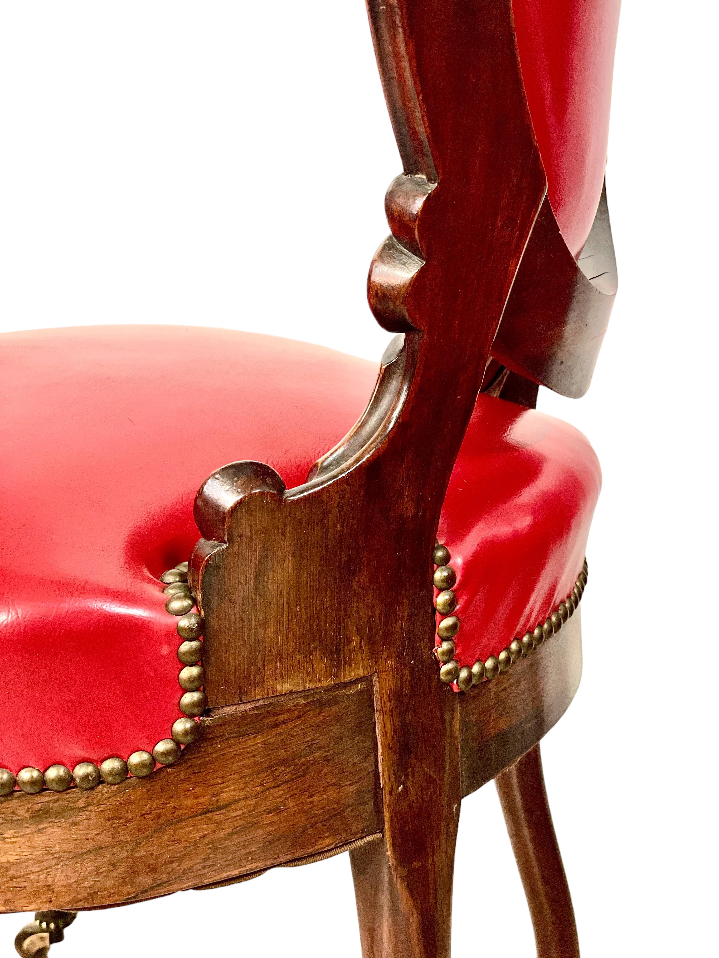Französischer Satz von vier roten Leder-Esszimmerstühlen aus dem 19. Jahrhundert im Angebot 3