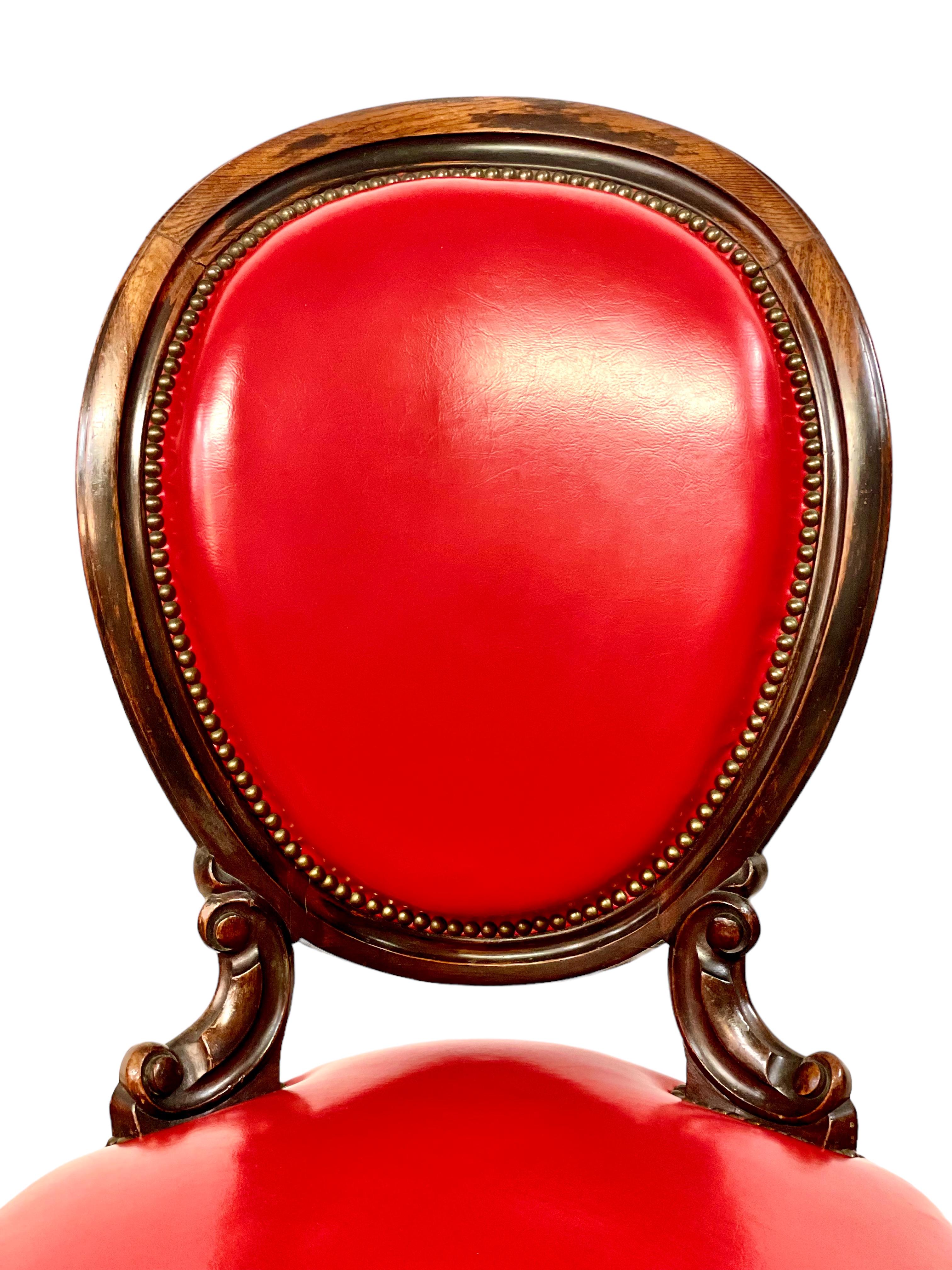 Französischer Satz von vier roten Leder-Esszimmerstühlen aus dem 19. Jahrhundert im Angebot 4