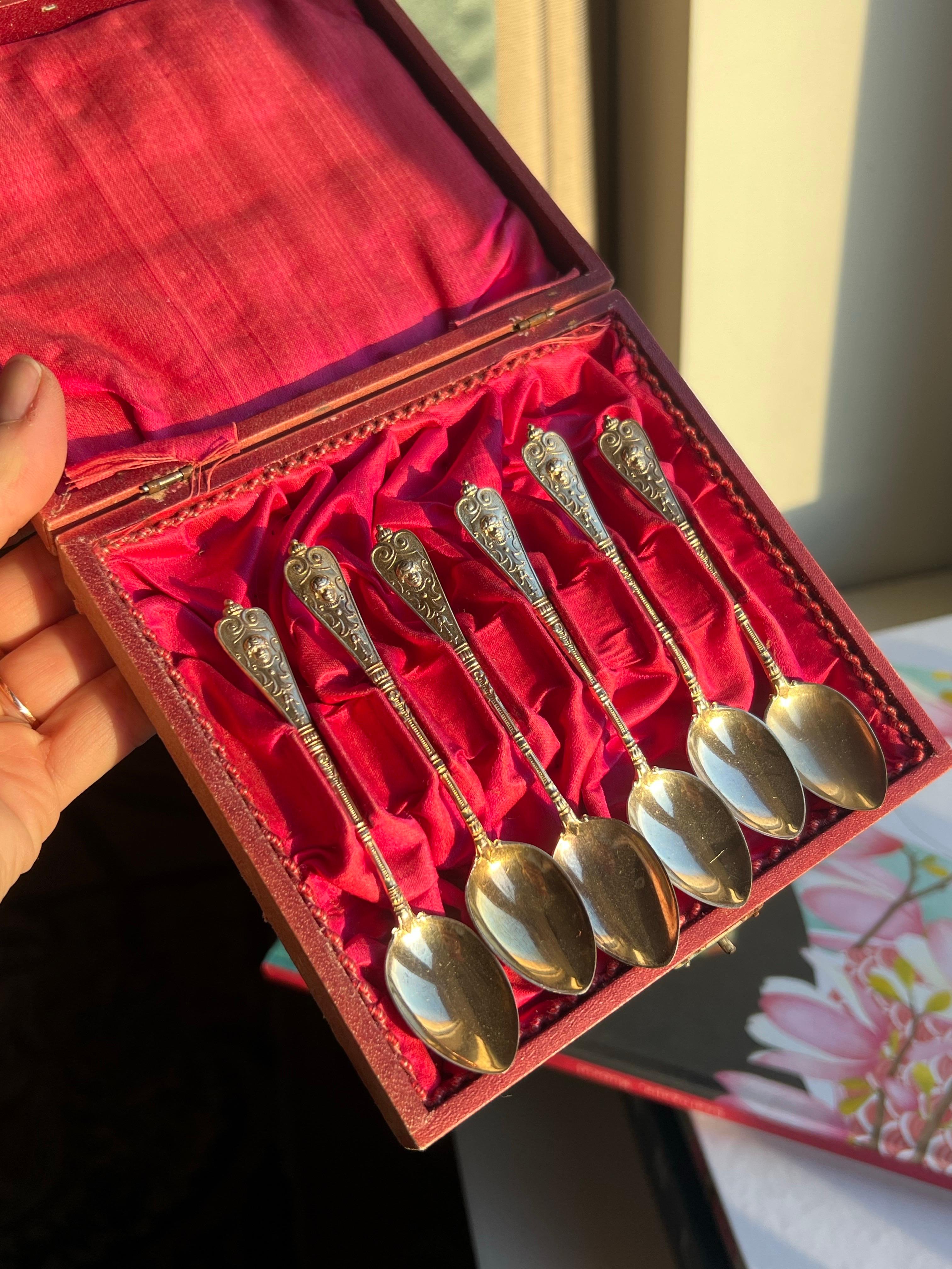Ensemble français du 19ème siècle de petites cuillères en argent gravé et plaqué or en vente 3