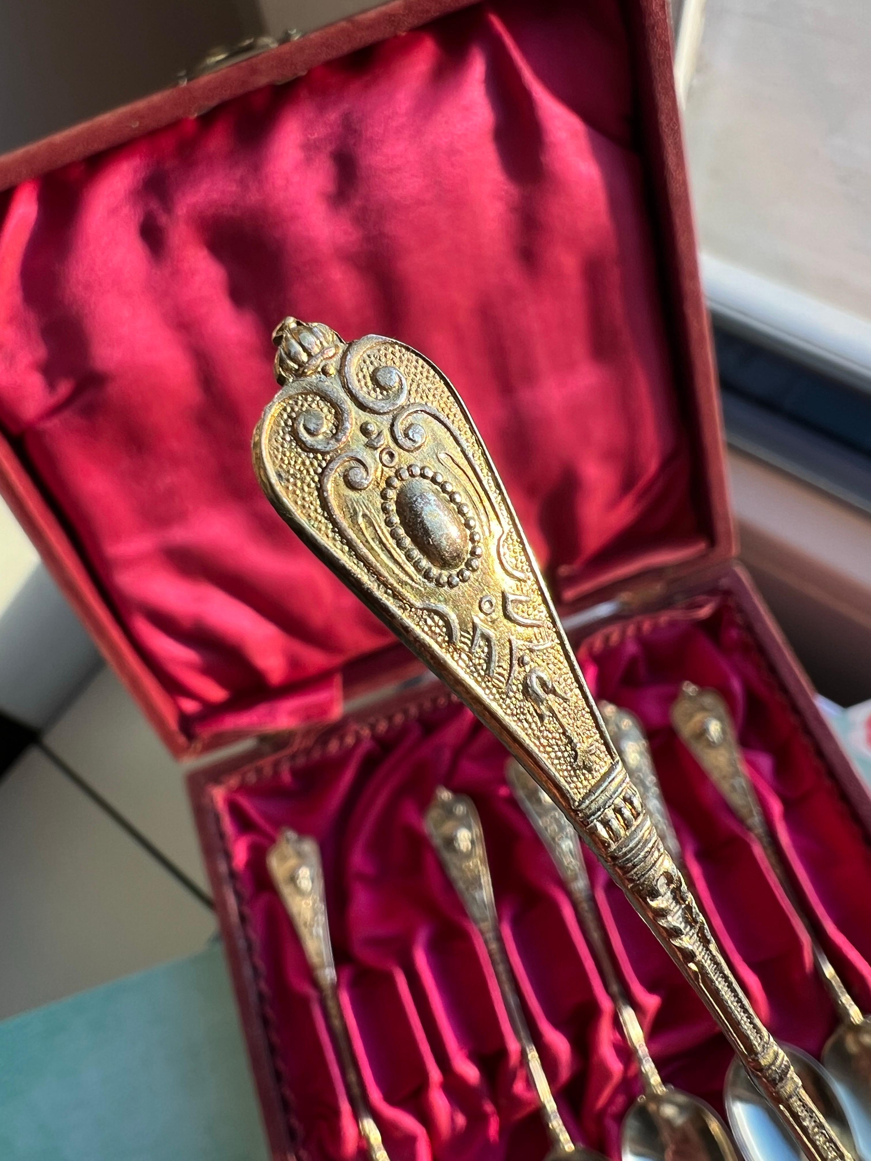 Ensemble français du 19ème siècle de petites cuillères en argent gravé et plaqué or en vente 4