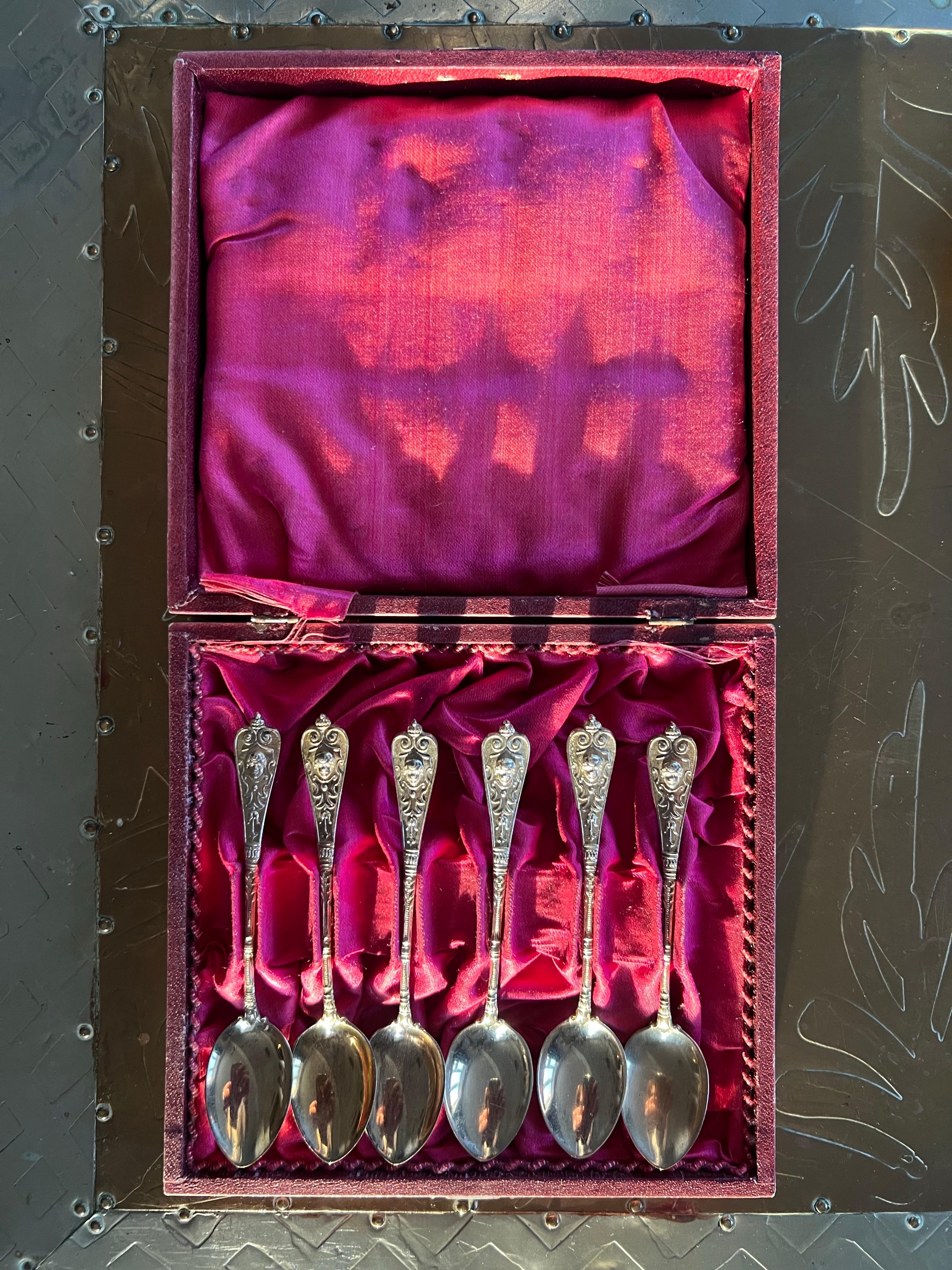 Ensemble français du 19ème siècle de petites cuillères en argent gravé et plaqué or en vente 6