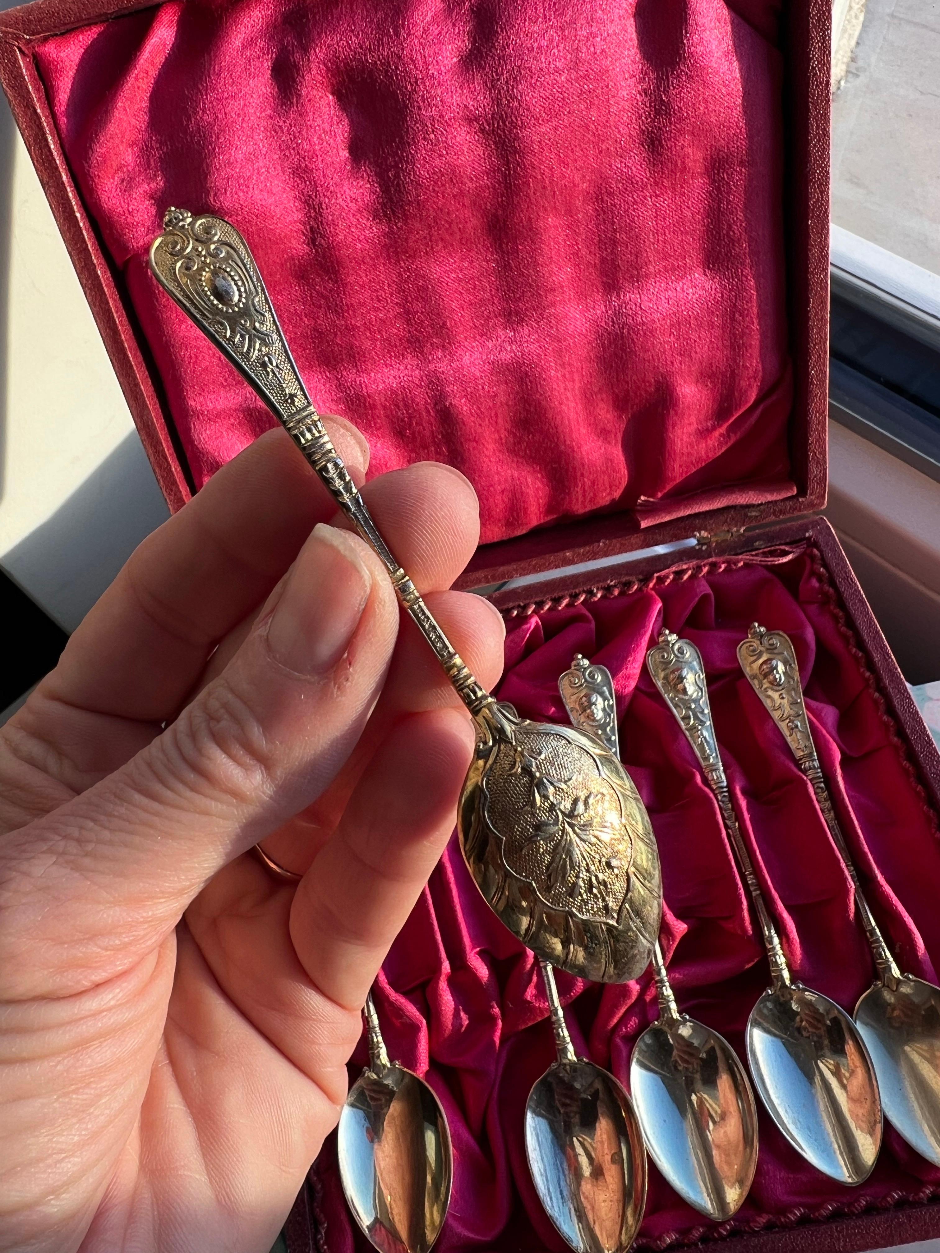 Une boîte antique de six petites cuillères en argent plaqué or qui sont exquisément décorées de bas en haut, à l'arrière et à l'avant.
France, vers 1880