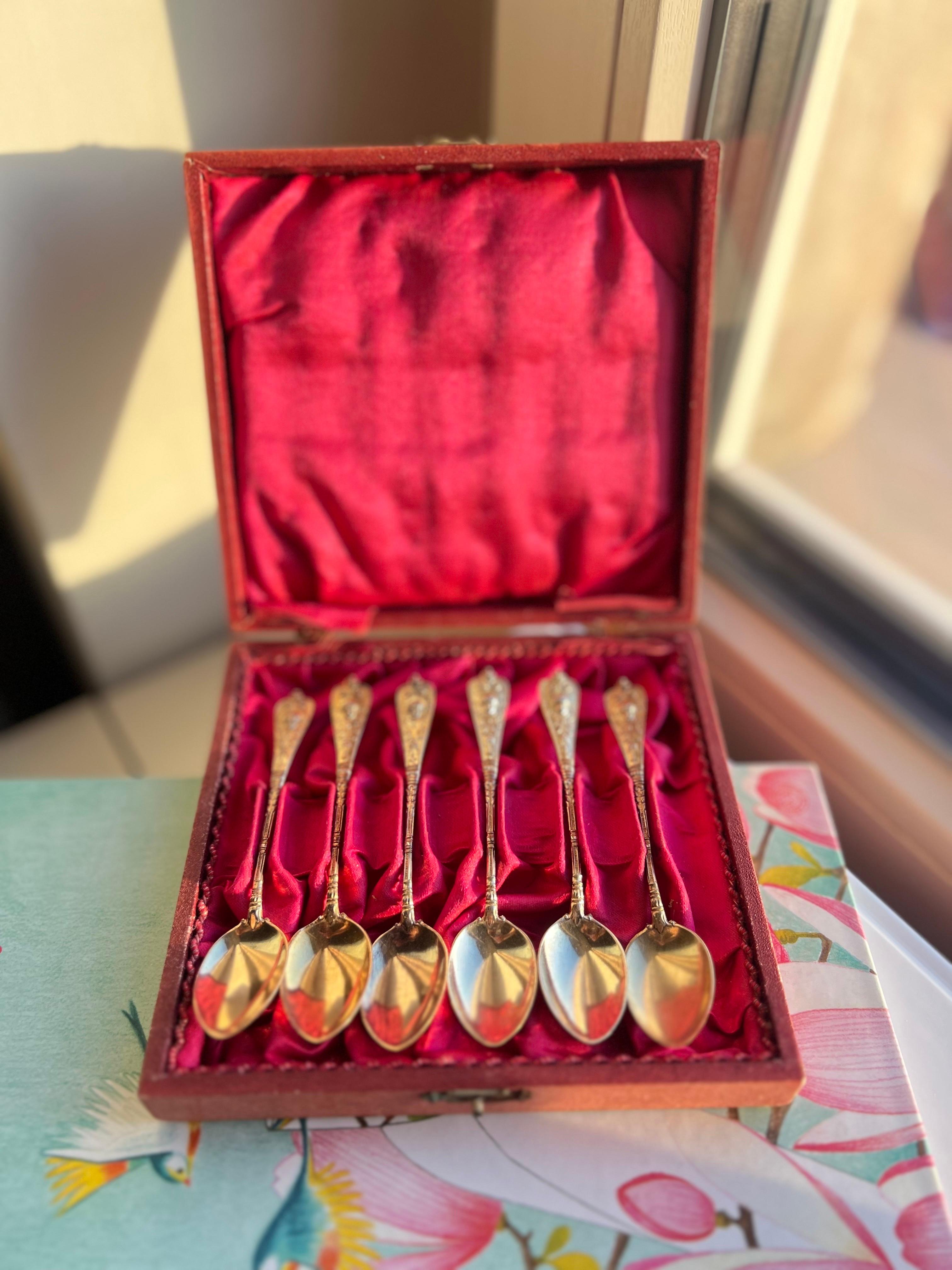 Gravé Ensemble français du 19ème siècle de petites cuillères en argent gravé et plaqué or en vente