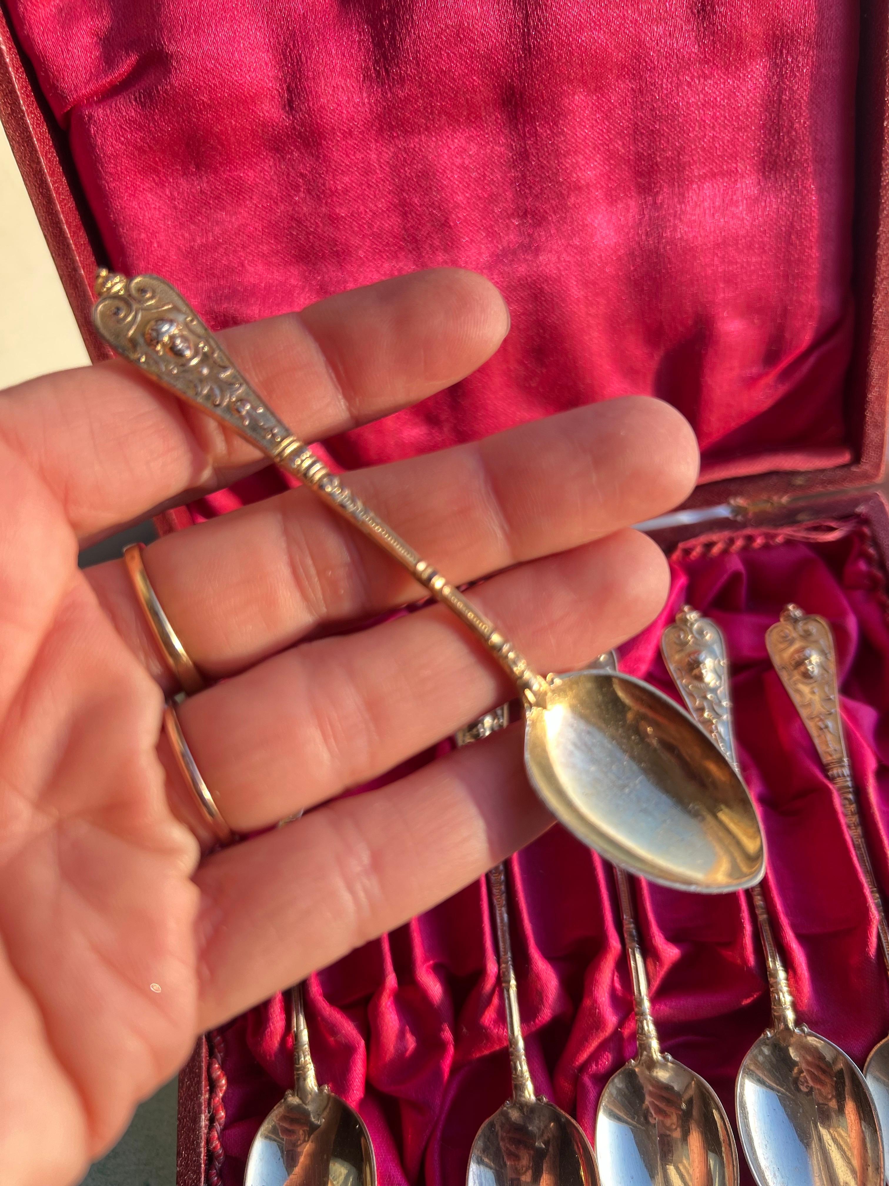 XIXe siècle Ensemble français du 19ème siècle de petites cuillères en argent gravé et plaqué or en vente