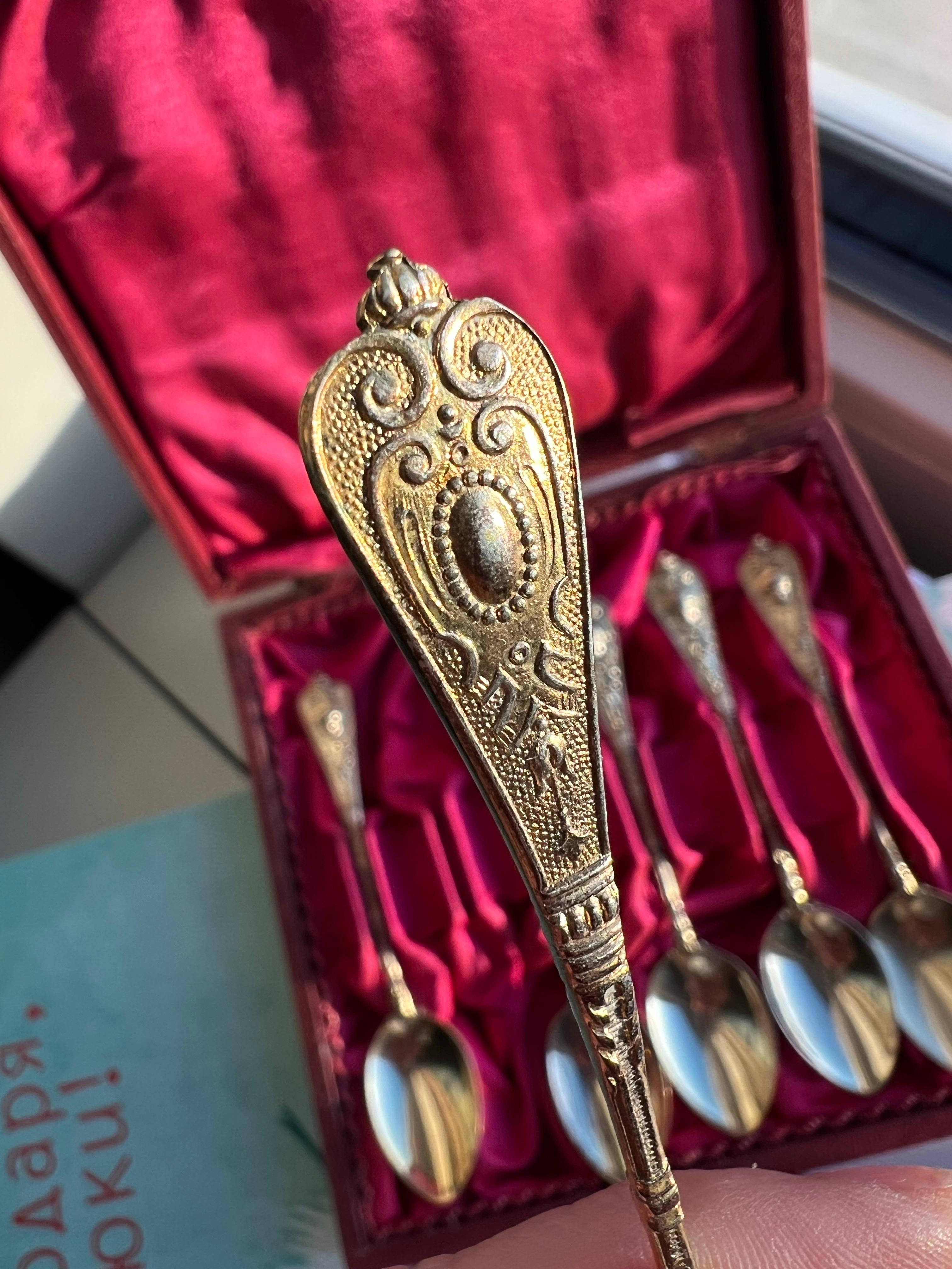 Argent Ensemble français du 19ème siècle de petites cuillères en argent gravé et plaqué or en vente