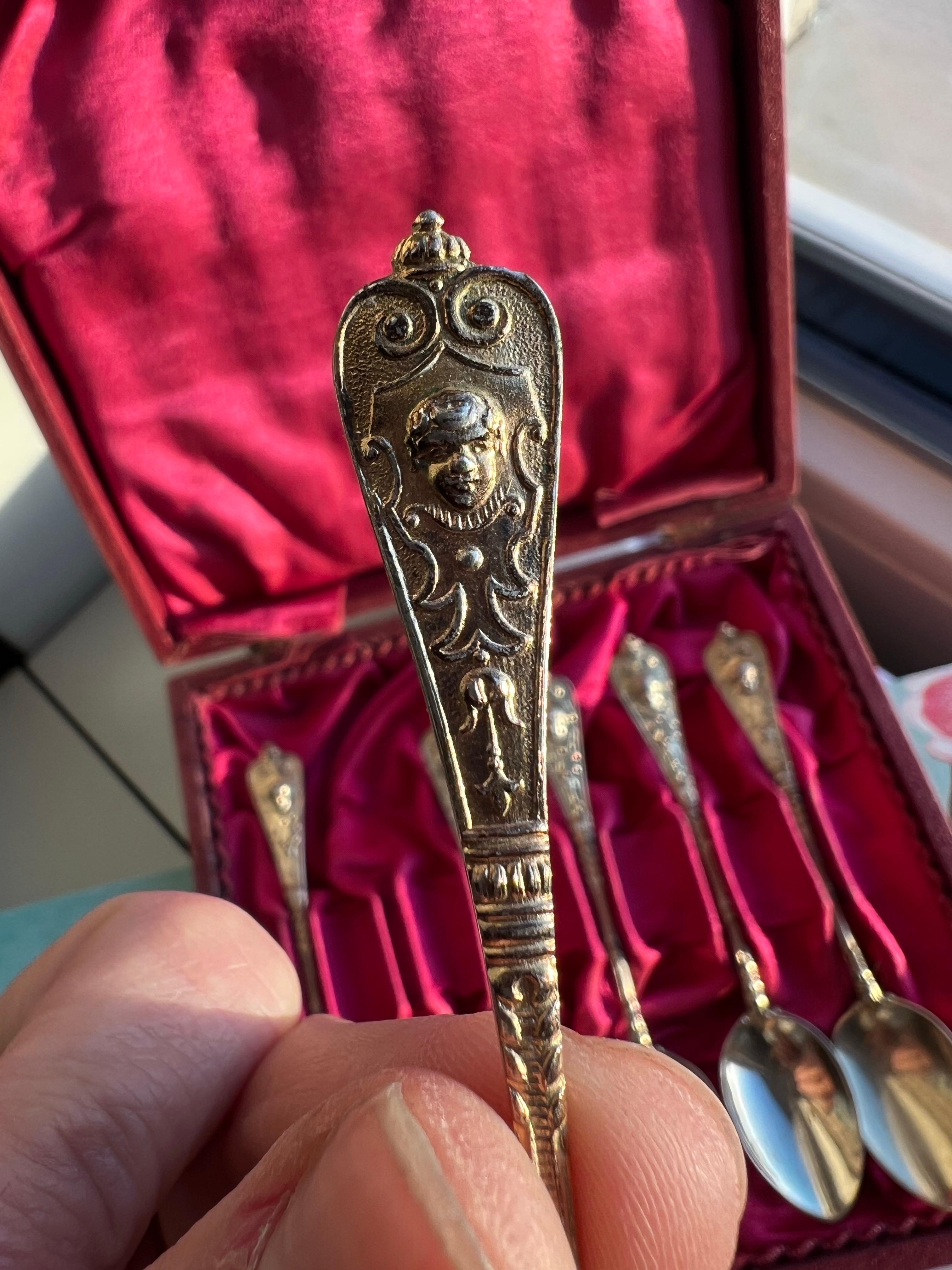 Ensemble français du 19ème siècle de petites cuillères en argent gravé et plaqué or en vente 1