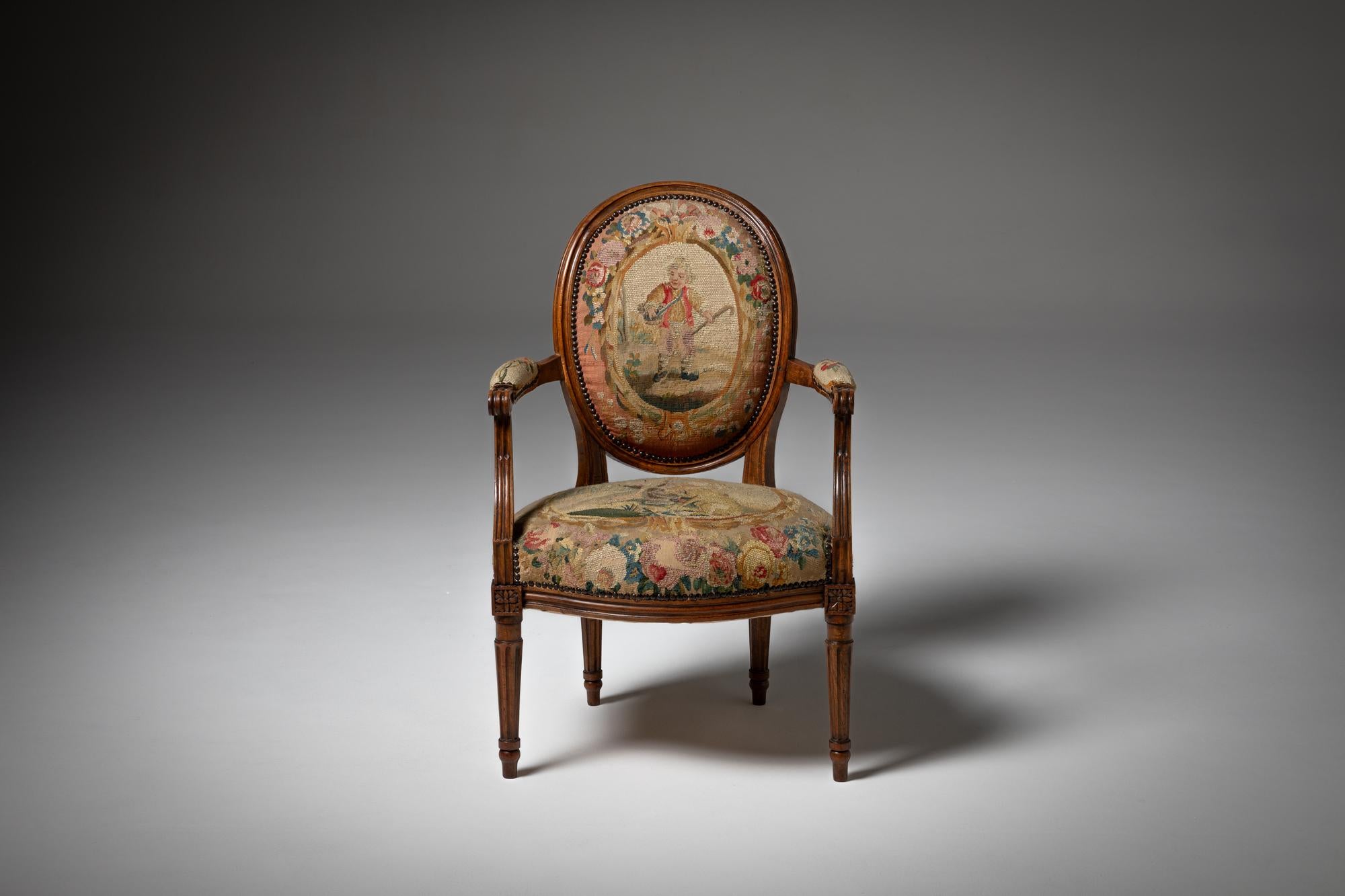 Dieses exquisite Set aus sechs Sesseln, das im 19. Jahrhundert in Frankreich hergestellt wurde, ist ein Beispiel für die raffinierte Eleganz des Stils Louis XVI. Die Stühle aus reich geschnitztem Nussbaumholz haben eine abgerundete Rückenlehne und