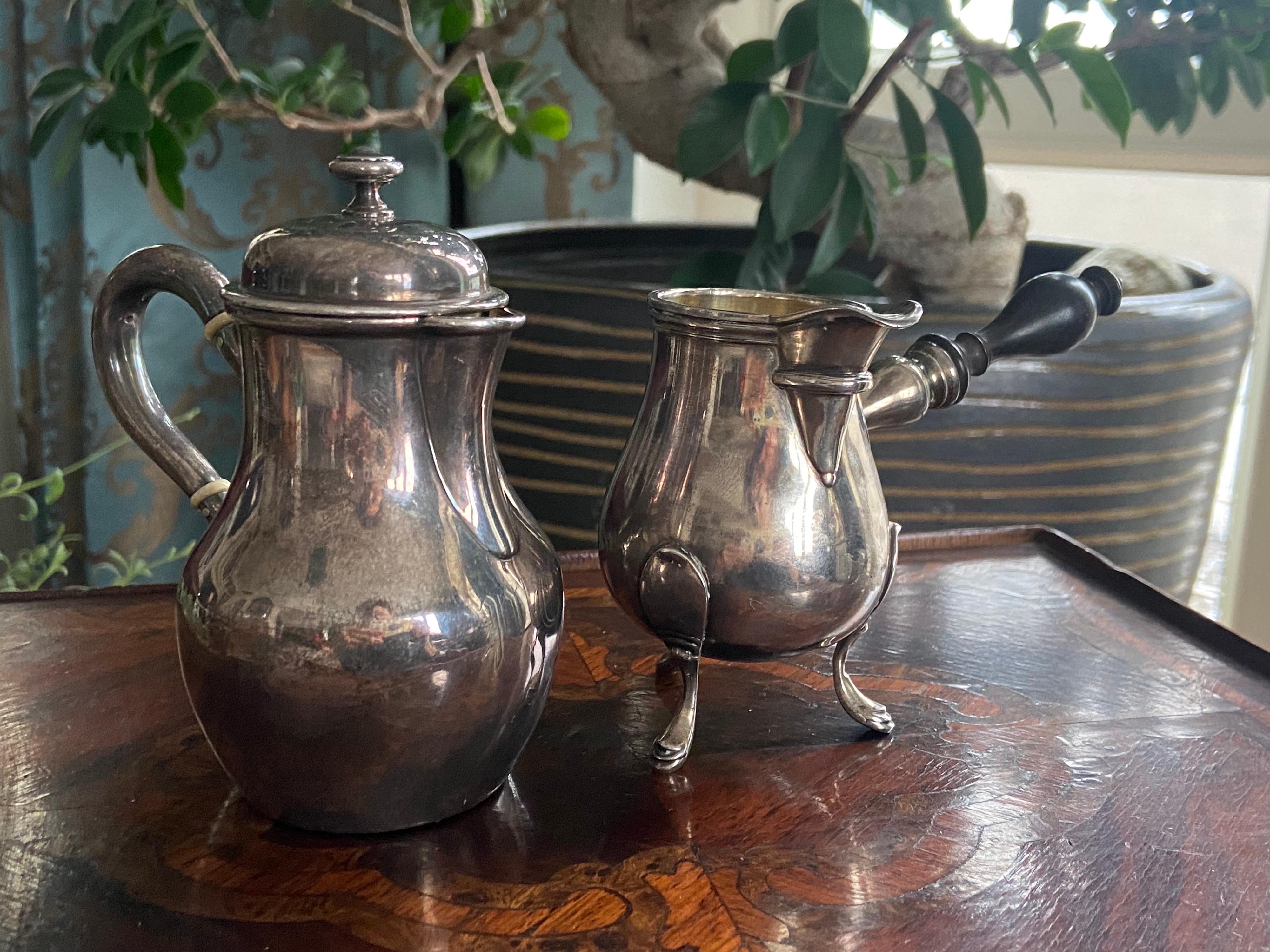 Französisches Set aus Kaffee- oder Teekanne und Milchkännchen aus Sterlingsilber, 19. Jahrhundert im Zustand „Gut“ im Angebot in Sofia, BG