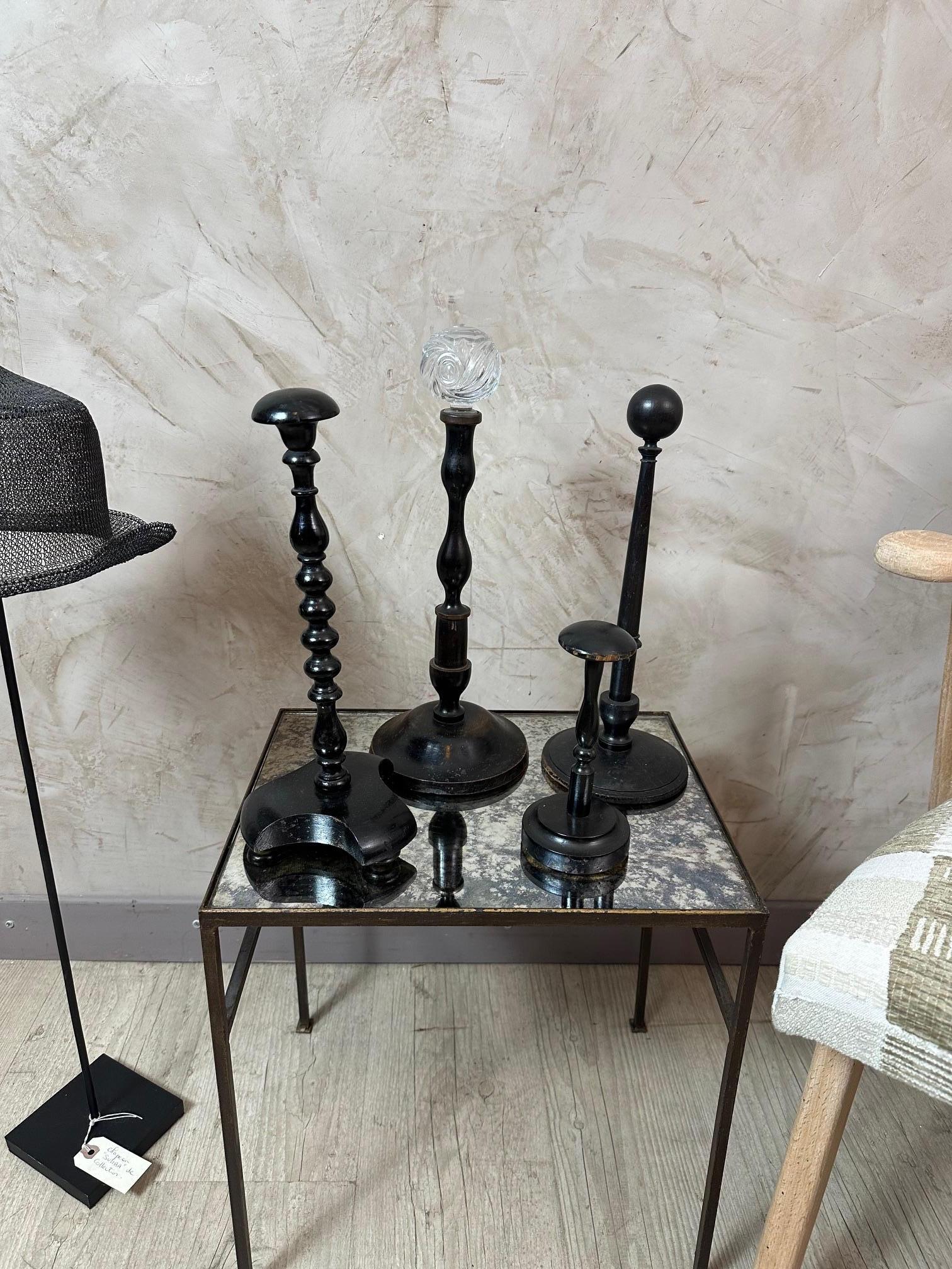Aggiungi un tocco di eleganza ai tuoi interni con questo bellissimo set di tre autentiche cappelliere di Napoleone III. Questi pezzi autentici del XIX secolo, realizzati in legno ebanizzato tornito, si distinguono per le loro forme raffinate e la