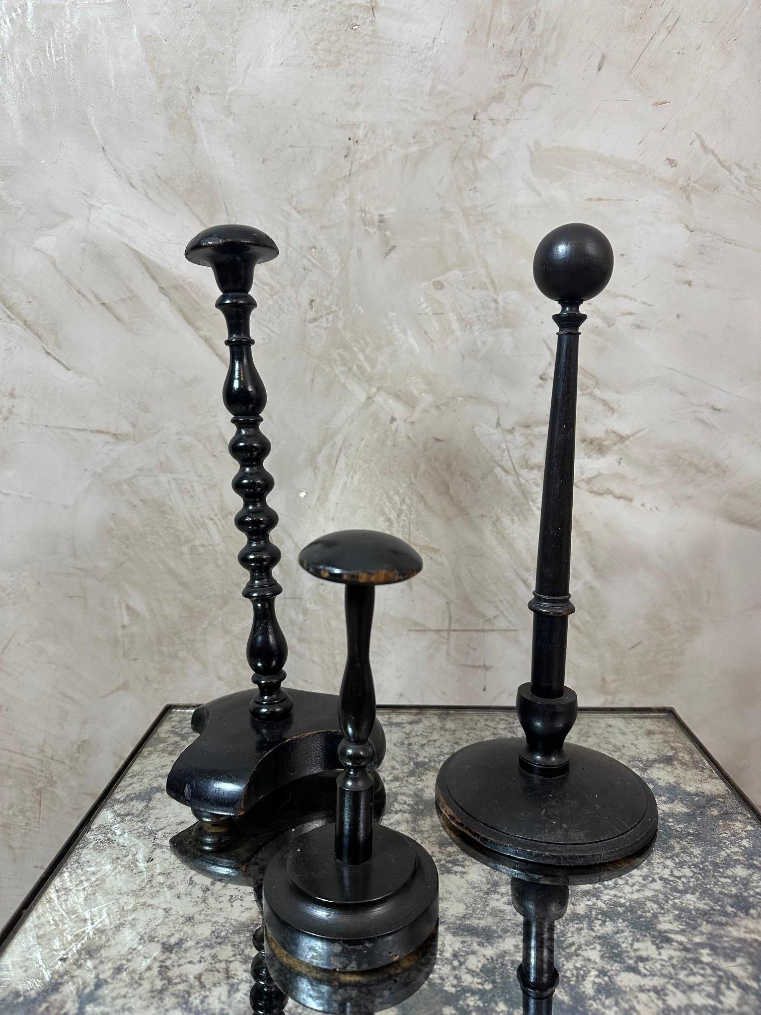 Set di tre appendiabiti in legno annerito del XIX secolo in Francia In condizioni buone in vendita a LEGNY, FR