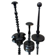 Conjunto francés del siglo XIX de tres percheros de madera ennegrecida