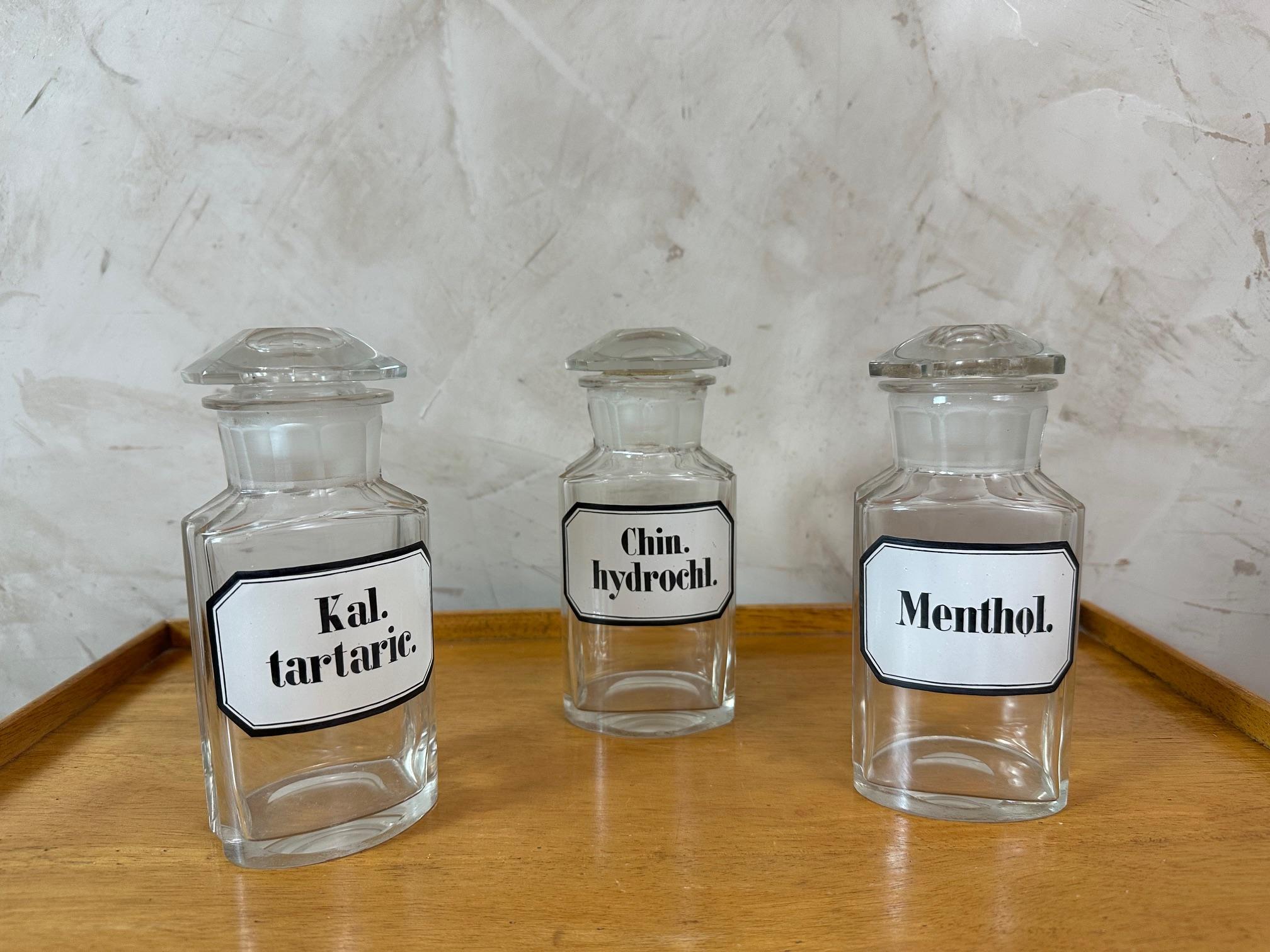 Set di 3 bottiglie farmaceutiche in vetro d'epoca Louis Philippe con etichette originali in latino.
Tappo ottagonale rimovibile. Buone condizioni, con una piccola scheggiatura sul collo di una delle bottiglie.
Ideale per decorare un bagno o una