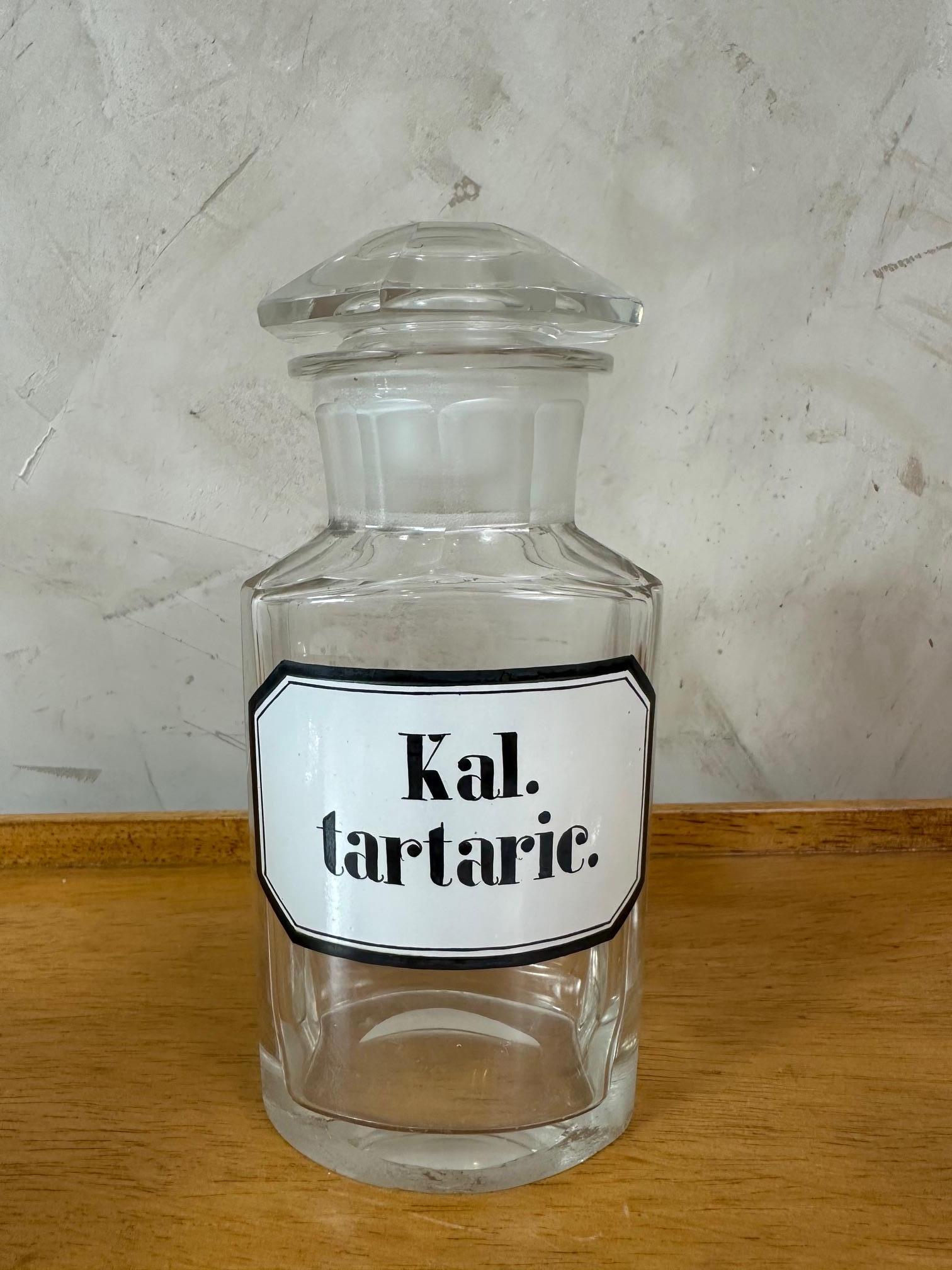 Vetro Set di tre bottiglie farmaceutiche francesi del XIX secolo, anni '50 del XIX secolo in vendita