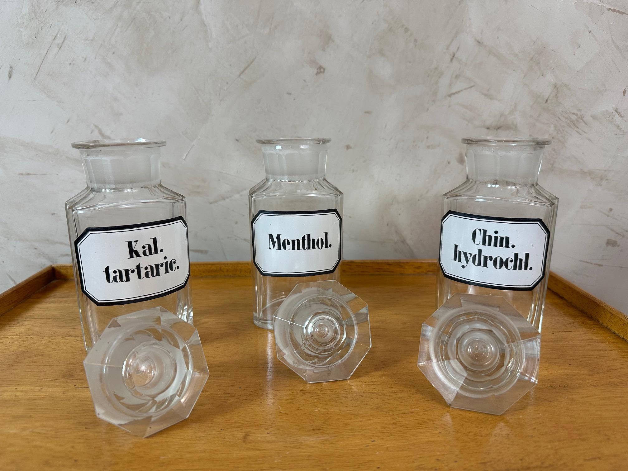 Set di tre bottiglie farmaceutiche francesi del XIX secolo, anni '50 del XIX secolo in vendita 3