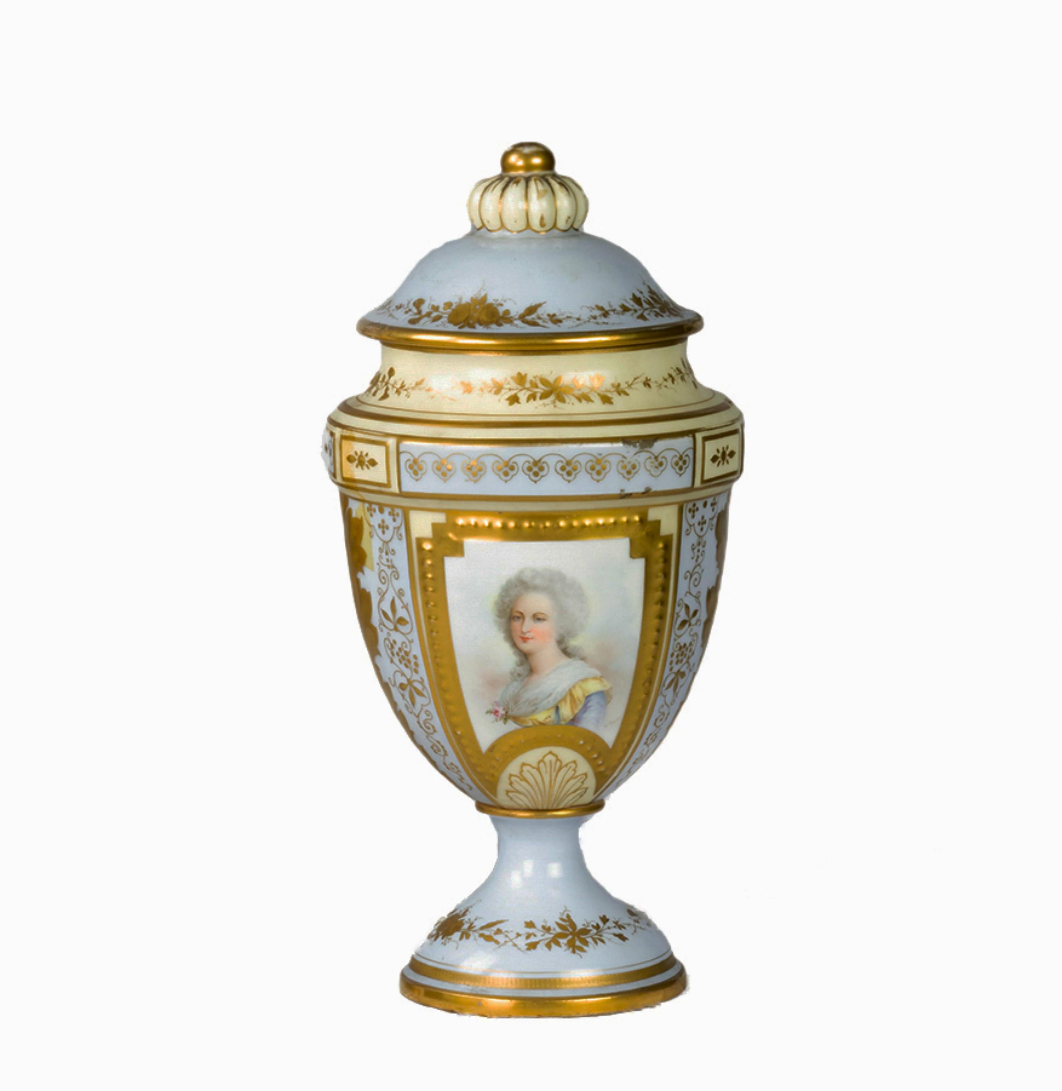 Questo squisito vaso di Sèvres del XIX secolo presenta un delicato corpo in porcellana azzurra ornato da fregi e fogliami splendidamente incisi.
Il dipinto dorato aggiunge un tocco di eleganza, mentre la parte superiore a forma di zucca mostra