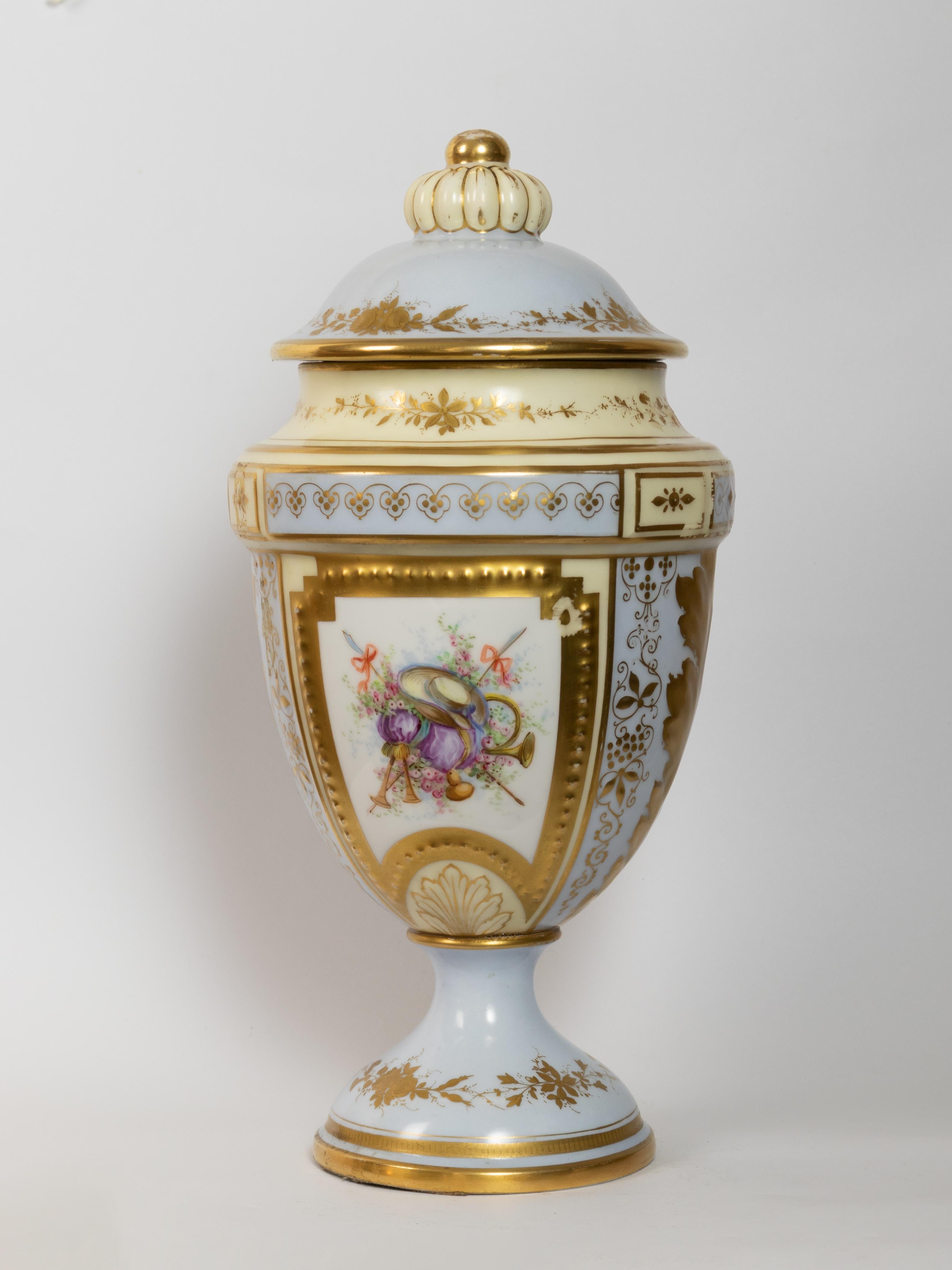 Dipinto a mano Francese del XIX secolo  L'anfora di Sèvres del Castello delle Tuileries in vendita