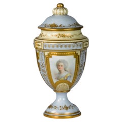19ème siècle français  Amphore de Sèvres par le Château des Tuileries