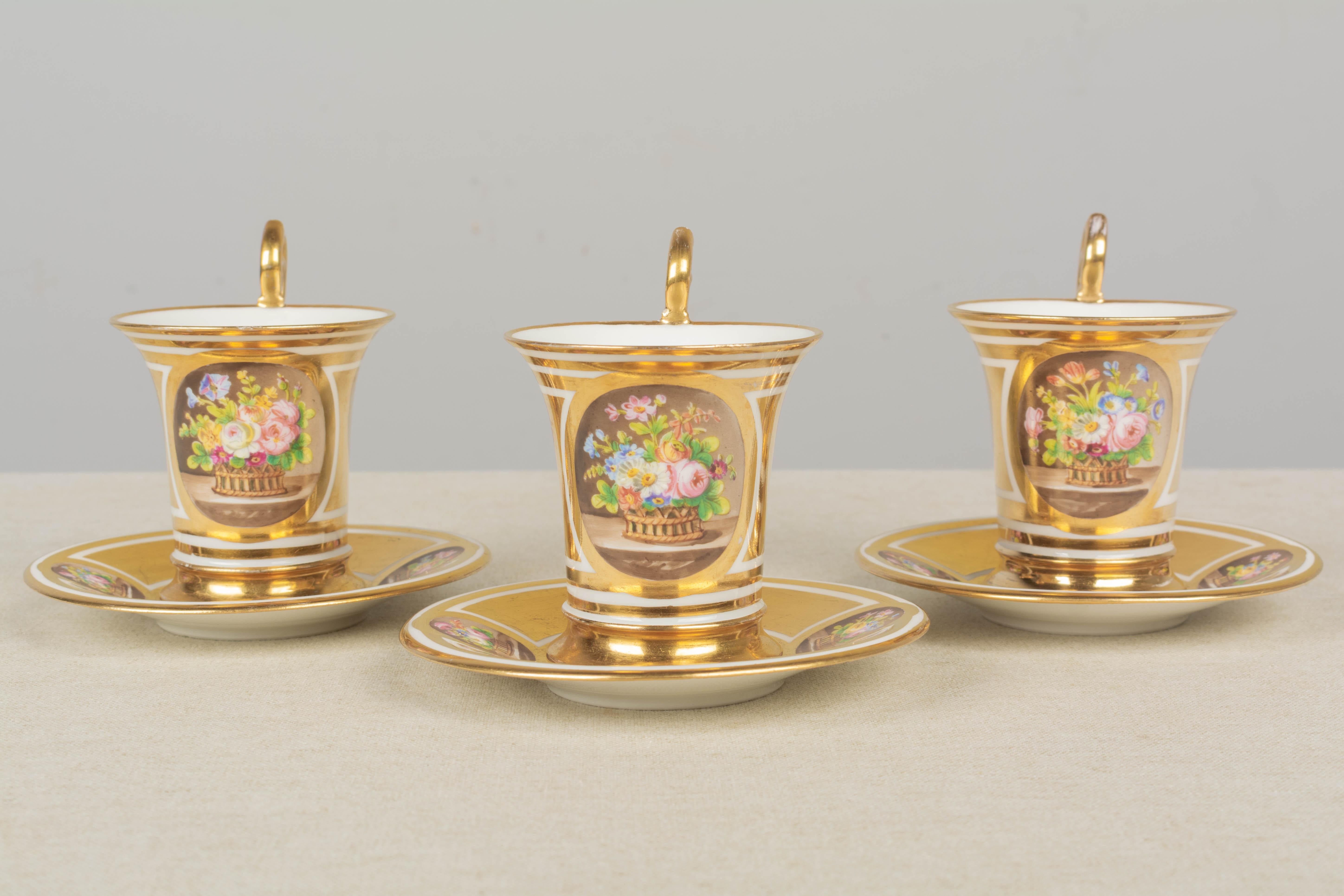 Peint à la main Lot de 3 tasses et soucoupes en porcelaine dorée de Sèvres du 19e siècle en vente