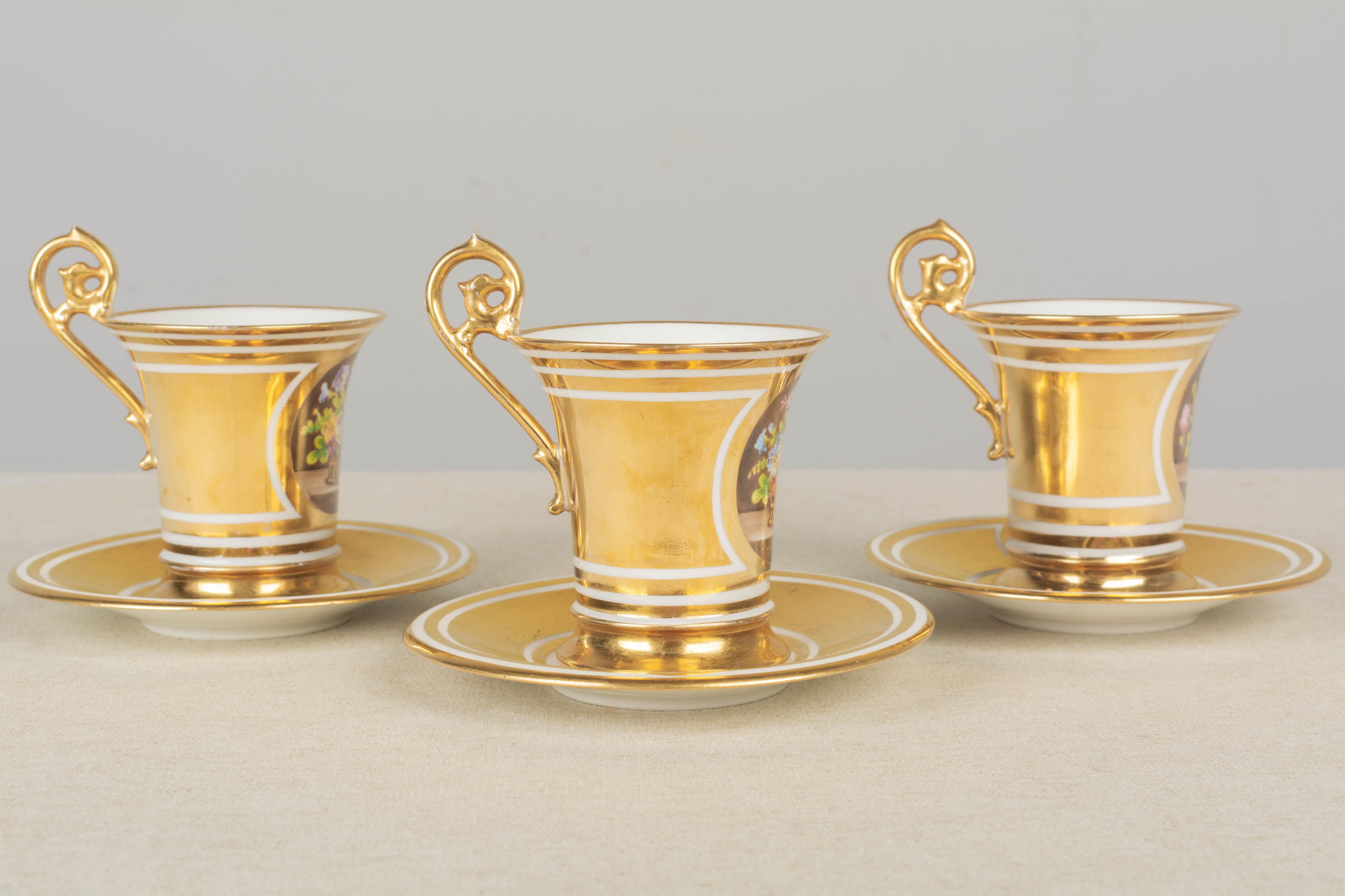 Lot de 3 tasses et soucoupes en porcelaine dorée de Sèvres du 19e siècle Bon état - En vente à Winter Park, FL