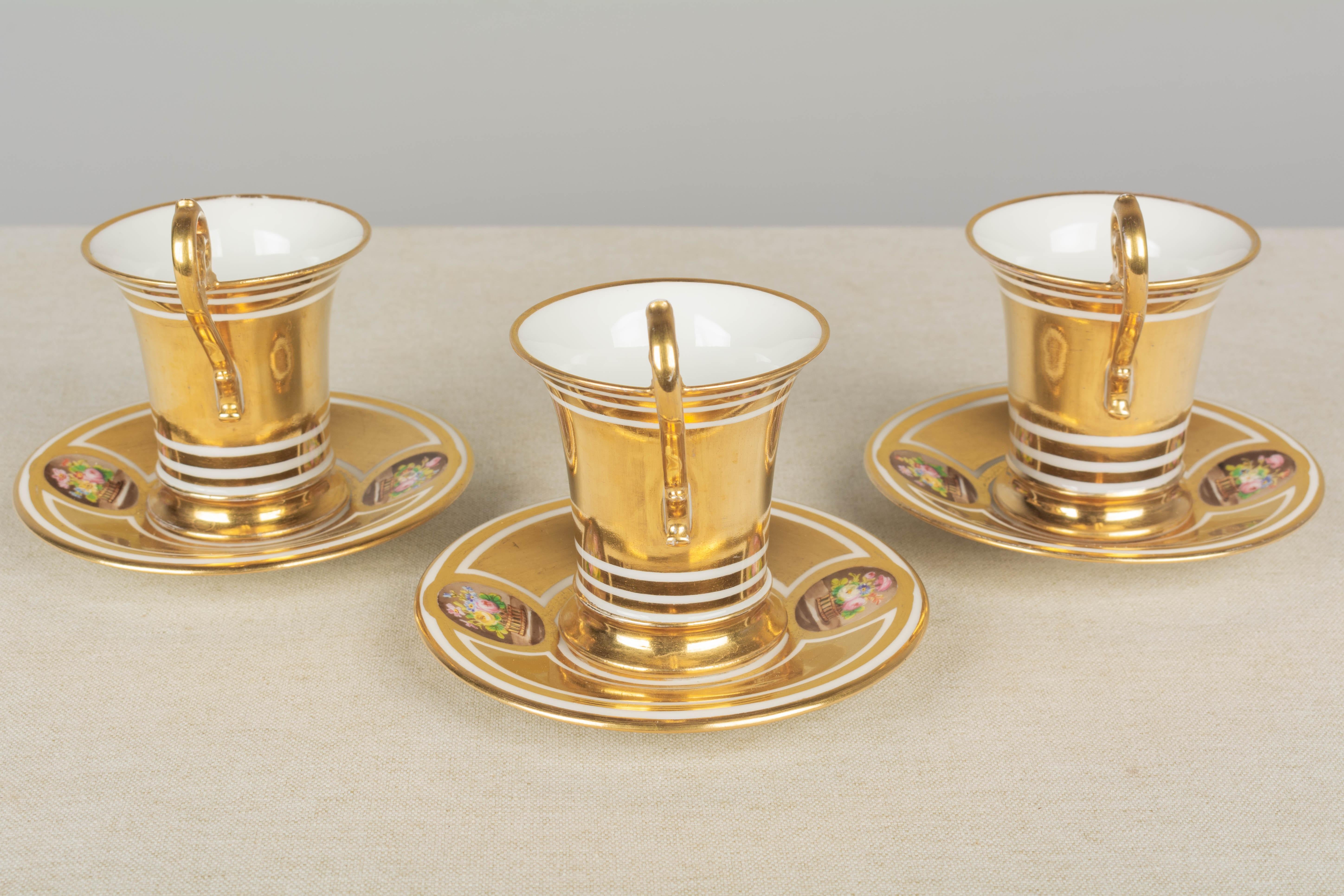 19. Jahrhundert Französisch Sèvres vergoldet Porzellan Tasse und Untertasse, Satz von 3 (Handbemalt) im Angebot