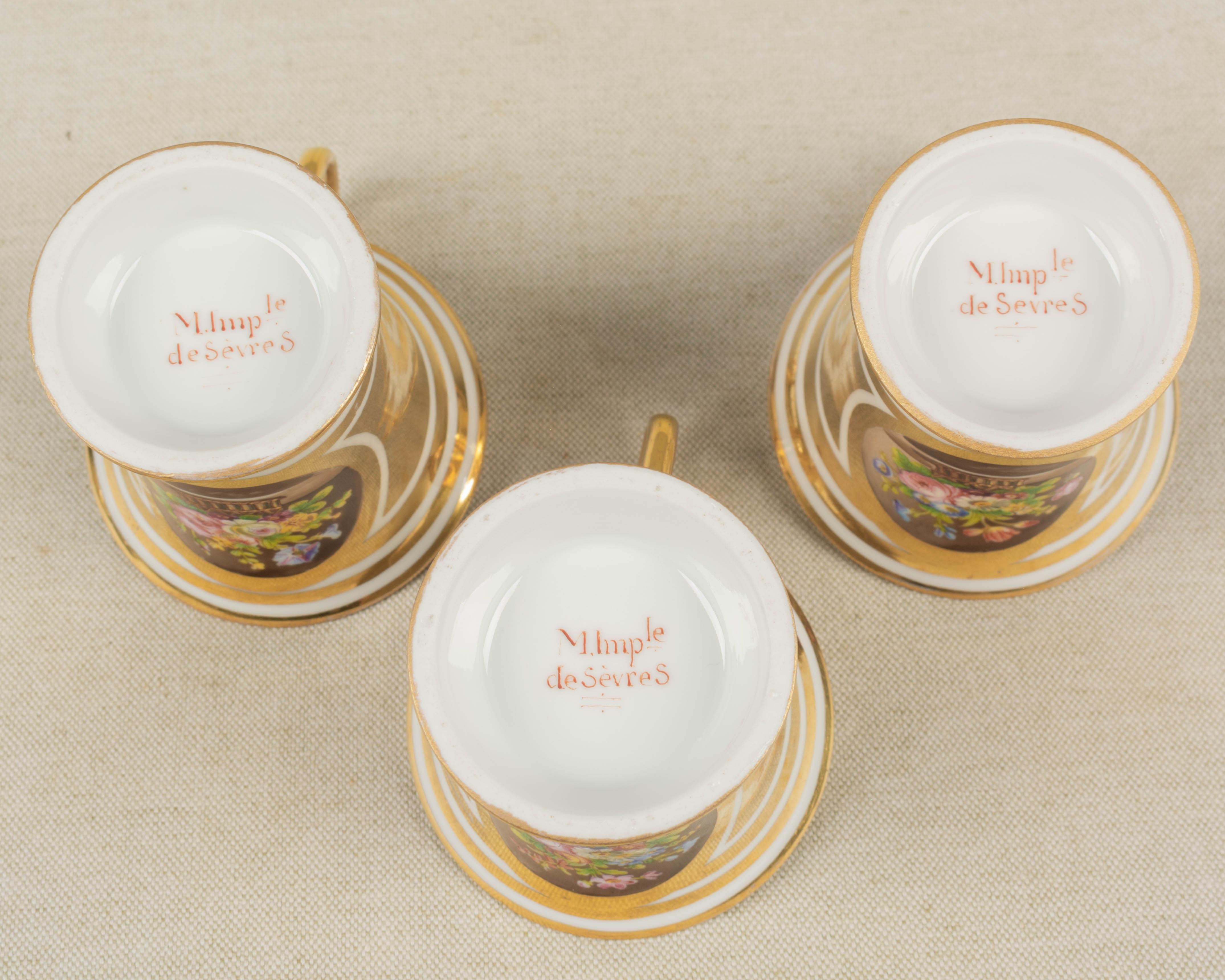 Porcelaine Lot de 3 tasses et soucoupes en porcelaine dorée de Sèvres du 19e siècle en vente