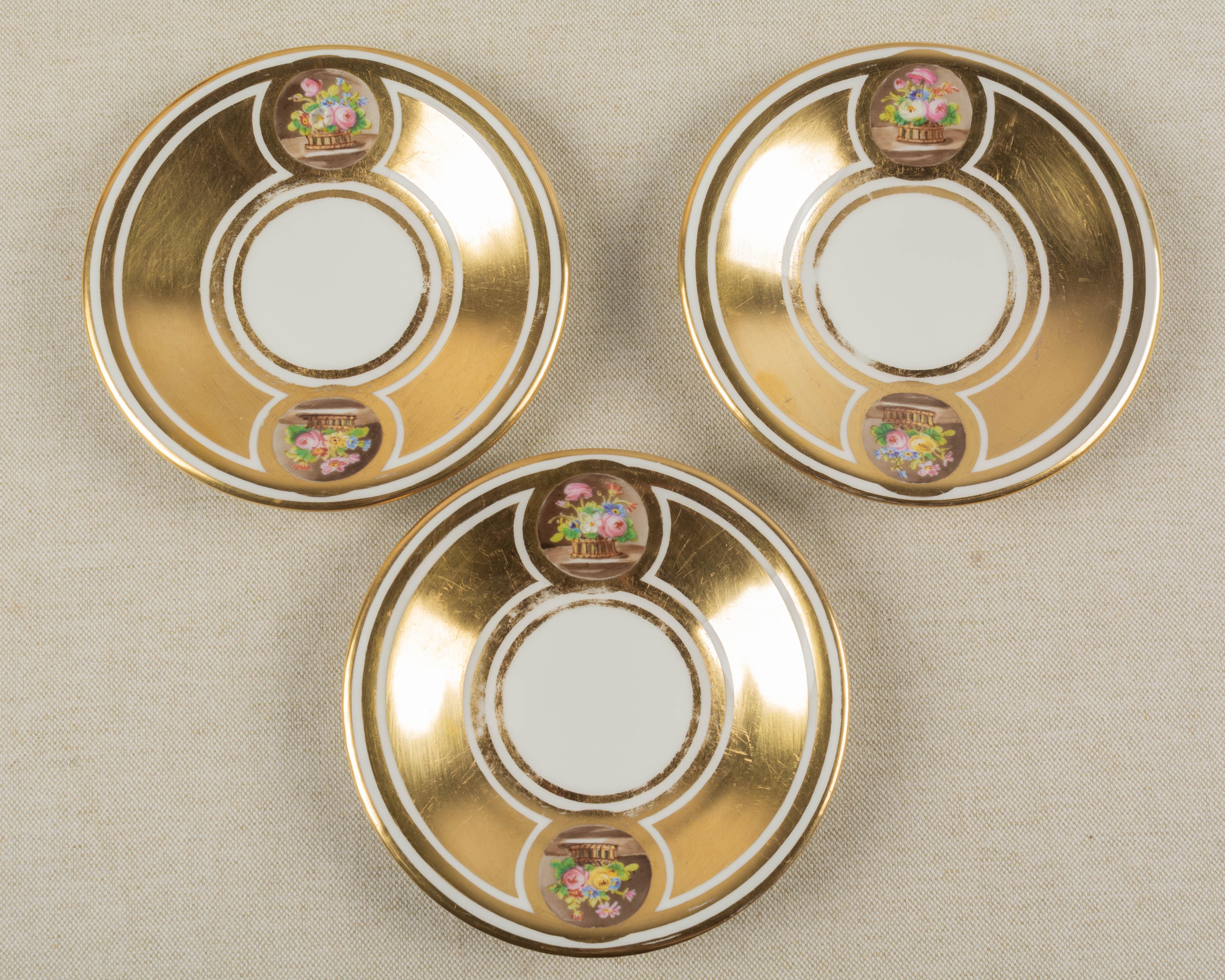 Lot de 3 tasses et soucoupes en porcelaine dorée de Sèvres du 19e siècle en vente 1