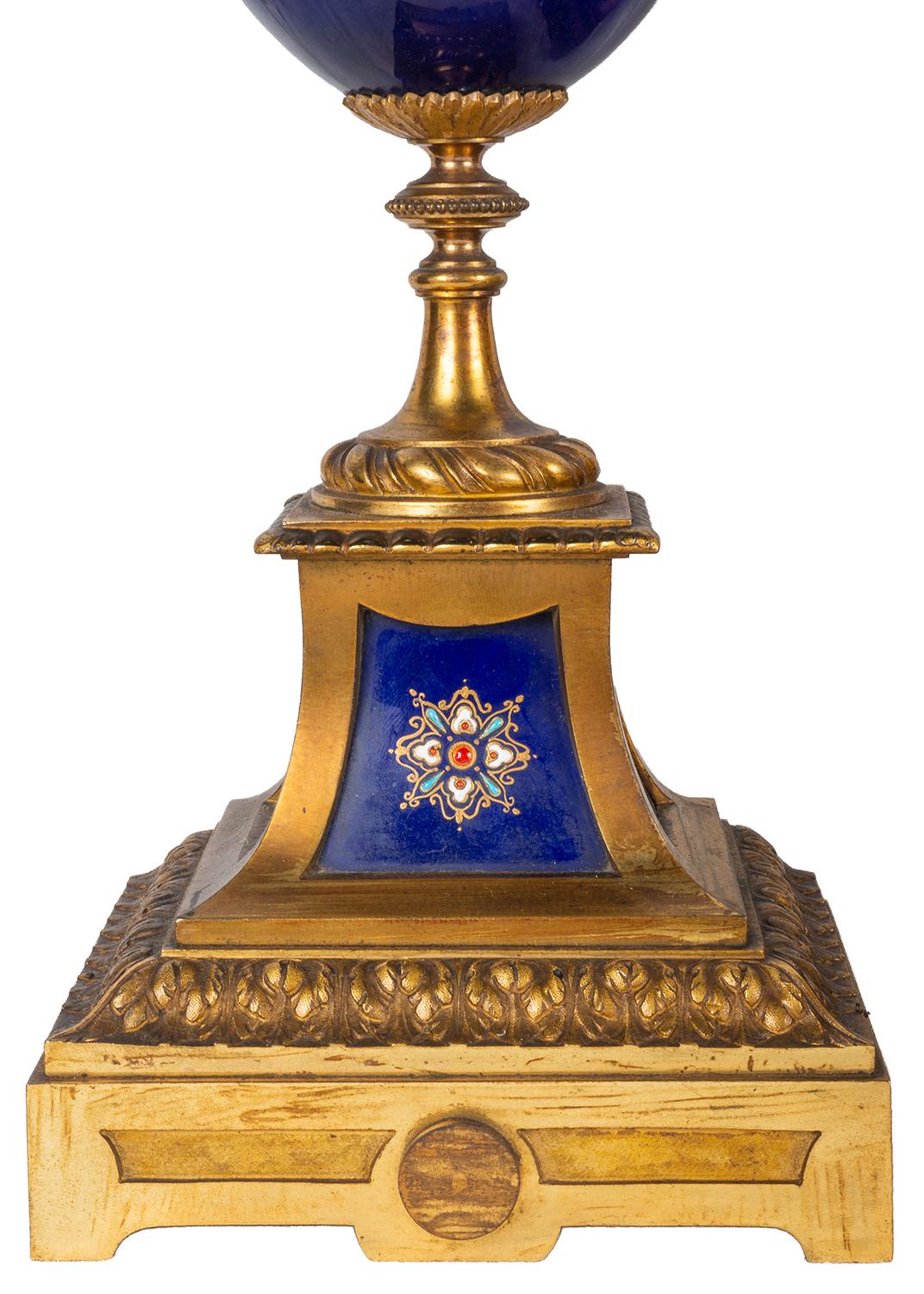 19. Jahrhundert Französisch Sevres, Uhrenset im Louis-XVI-Stil im Angebot 4