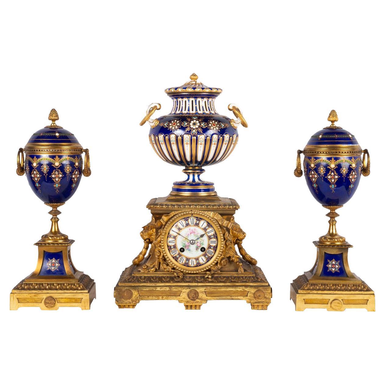 19. Jahrhundert Französisch Sevres, Uhrenset im Louis-XVI-Stil im Angebot