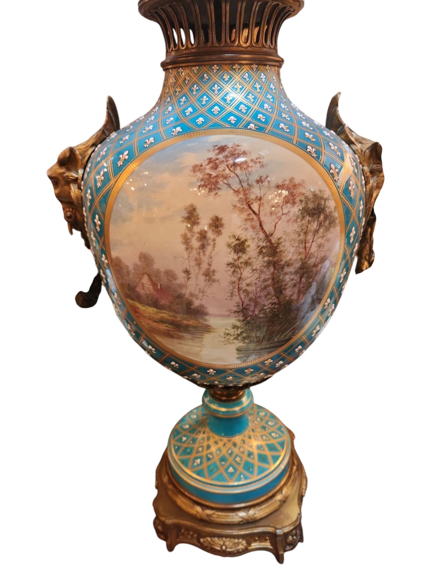 Lámpara francesa del siglo XIX de porcelana pintada y bronce de Sévres Hecho a mano en venta