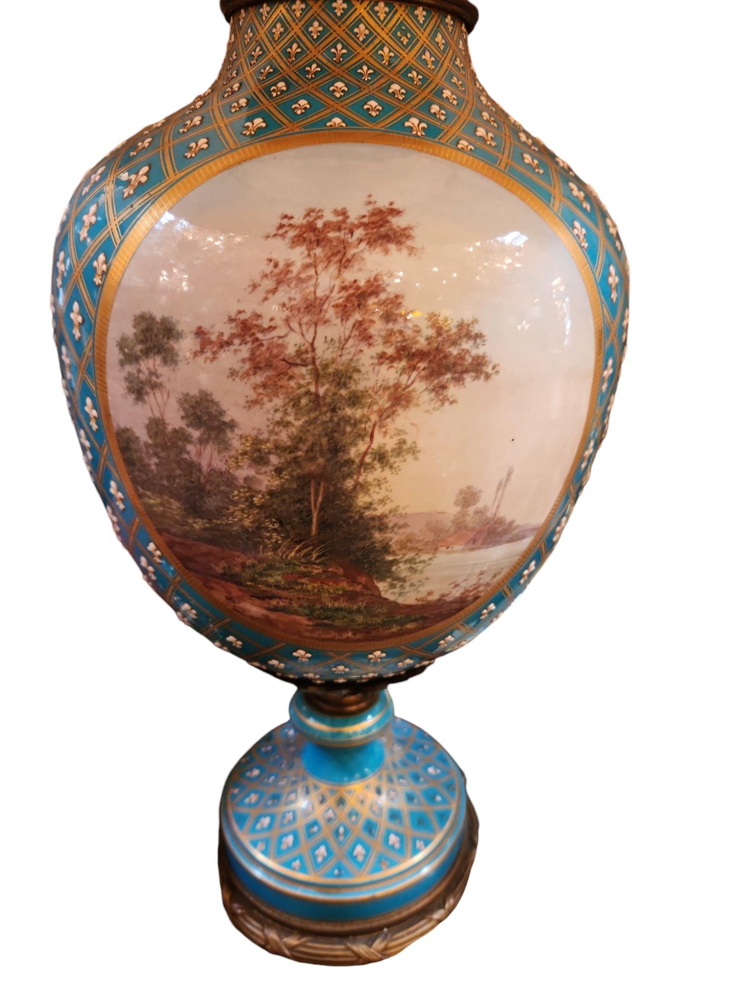Lámpara francesa del siglo XIX de porcelana pintada y bronce de Sévres en Excelente estado para la venta en Los Angeles, CA