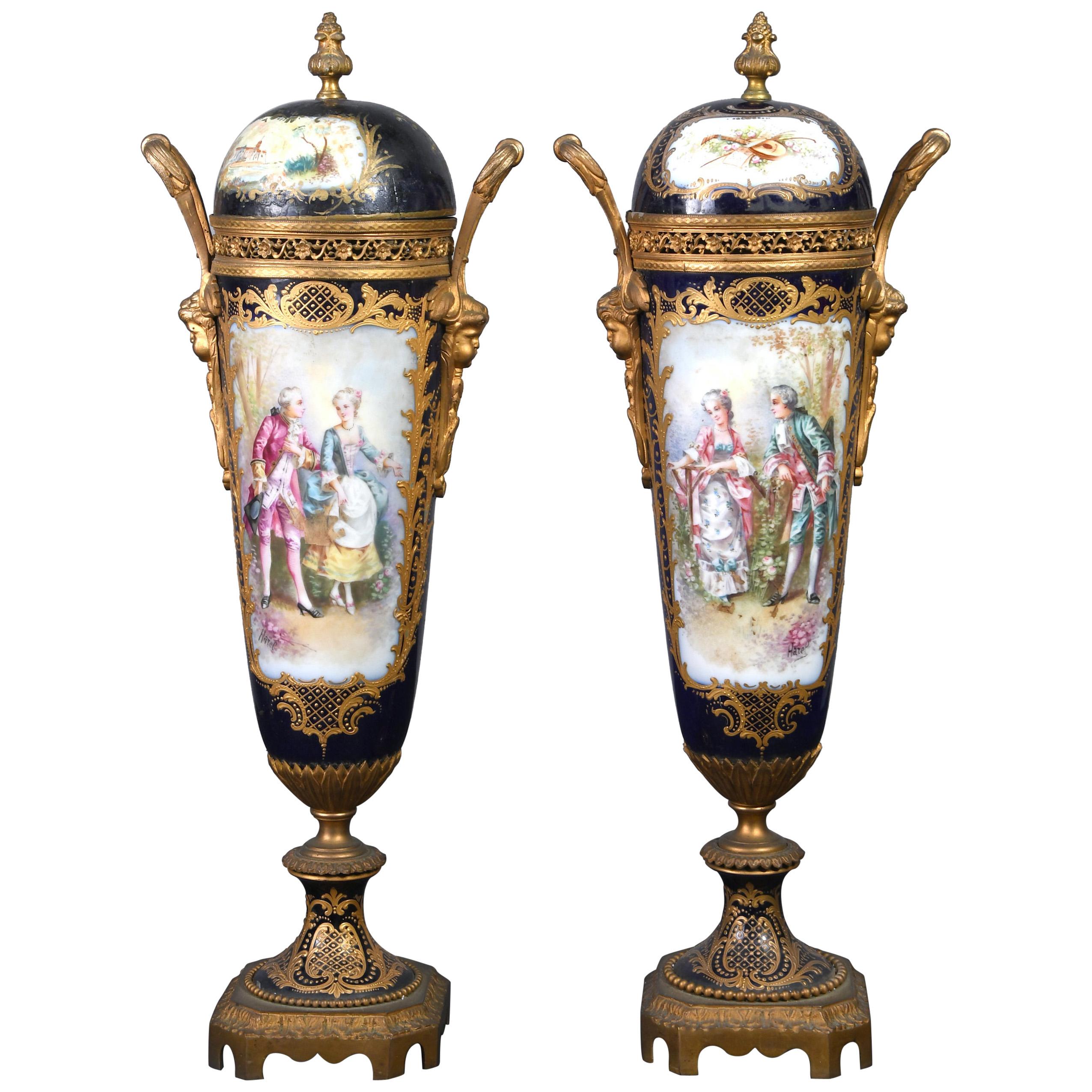 Paar französische Sevres-Porzellanvasen mit Bronzebezug aus dem 19. Jahrhundert