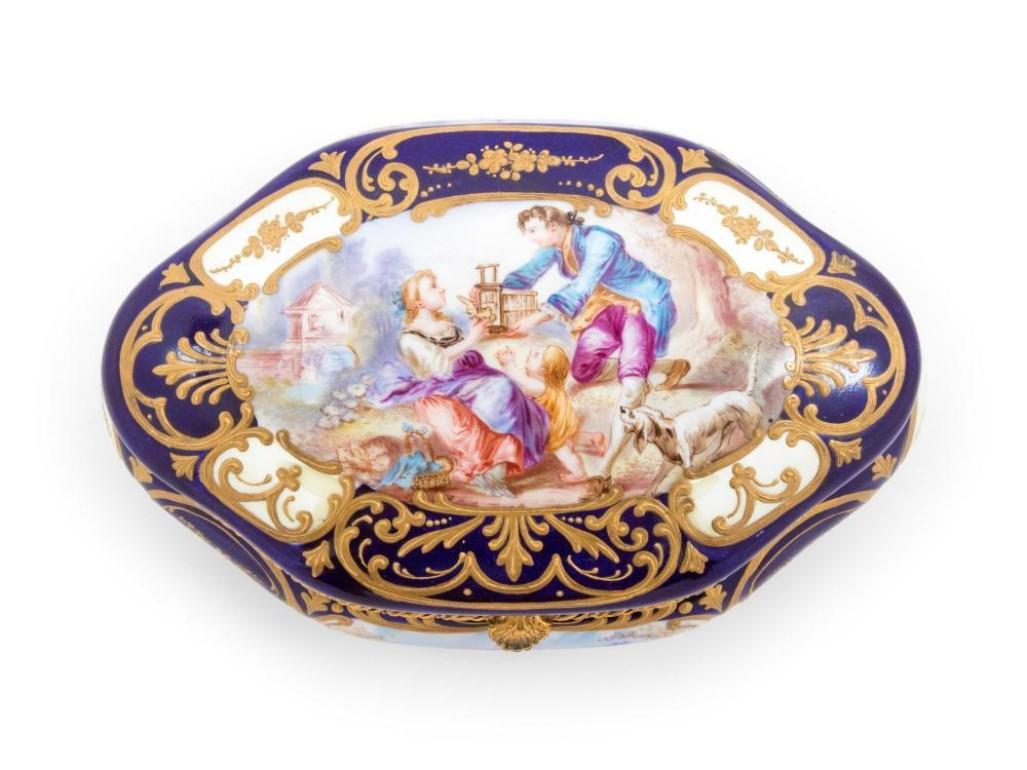 boîte en porcelaine de Sèvres du XIXe siècle.