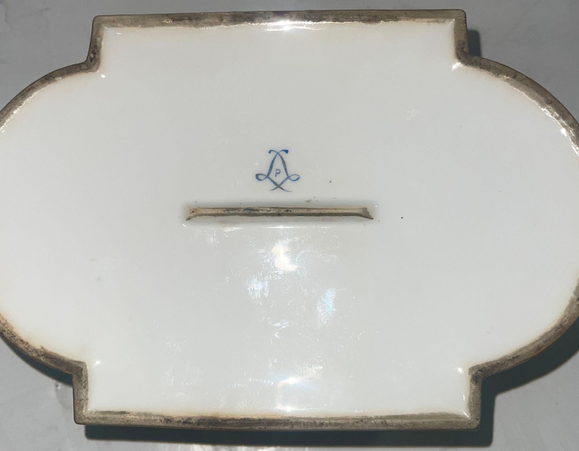 Una bellissima scatola di porcellana francese di Sèvres del XIX secolo, che mostra l'eleganza e la maestria per cui Sèvres è rinomata. Questa scatola finemente lavorata presenta coppie dipinte a mano, motivi floreali e delicati accenti dorati,