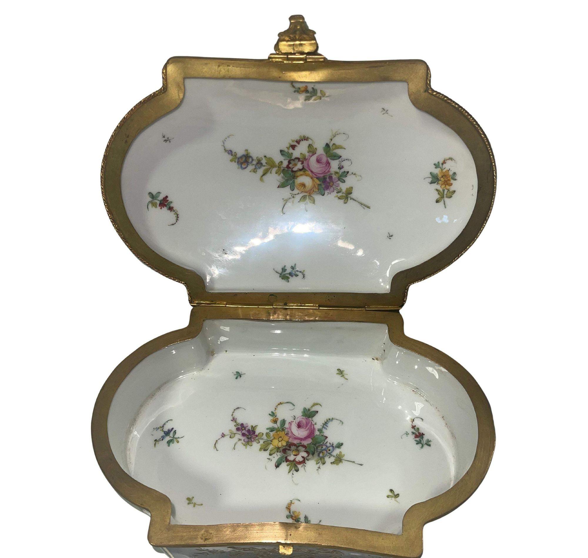 Francese Scatola in porcellana francese di Sèvres del XIX secolo in vendita