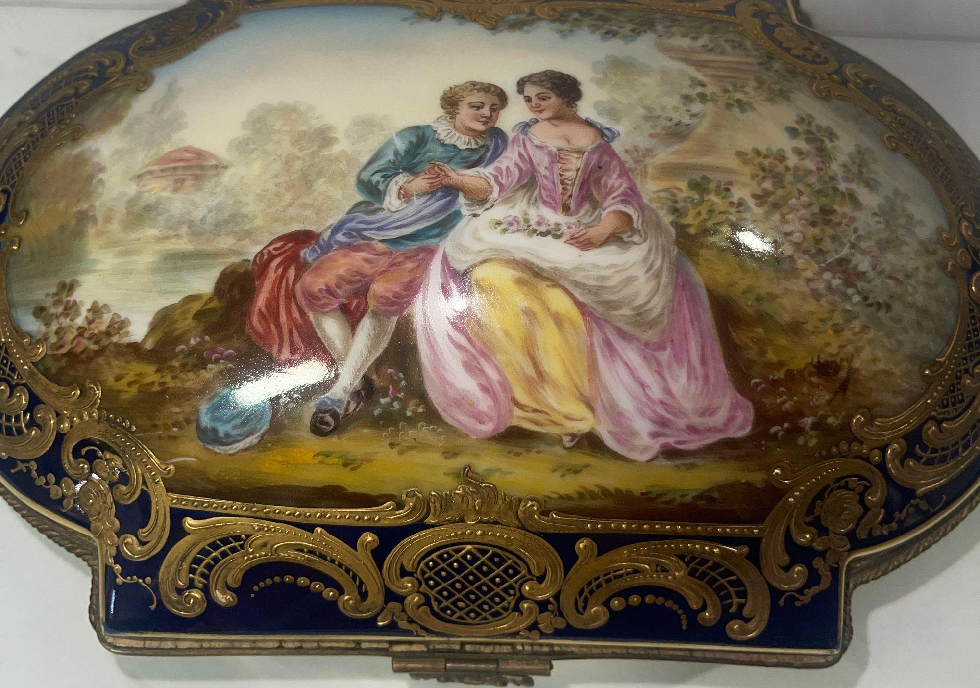 Scatola in porcellana francese di Sèvres del XIX secolo In condizioni buone in vendita a Los Angeles, CA