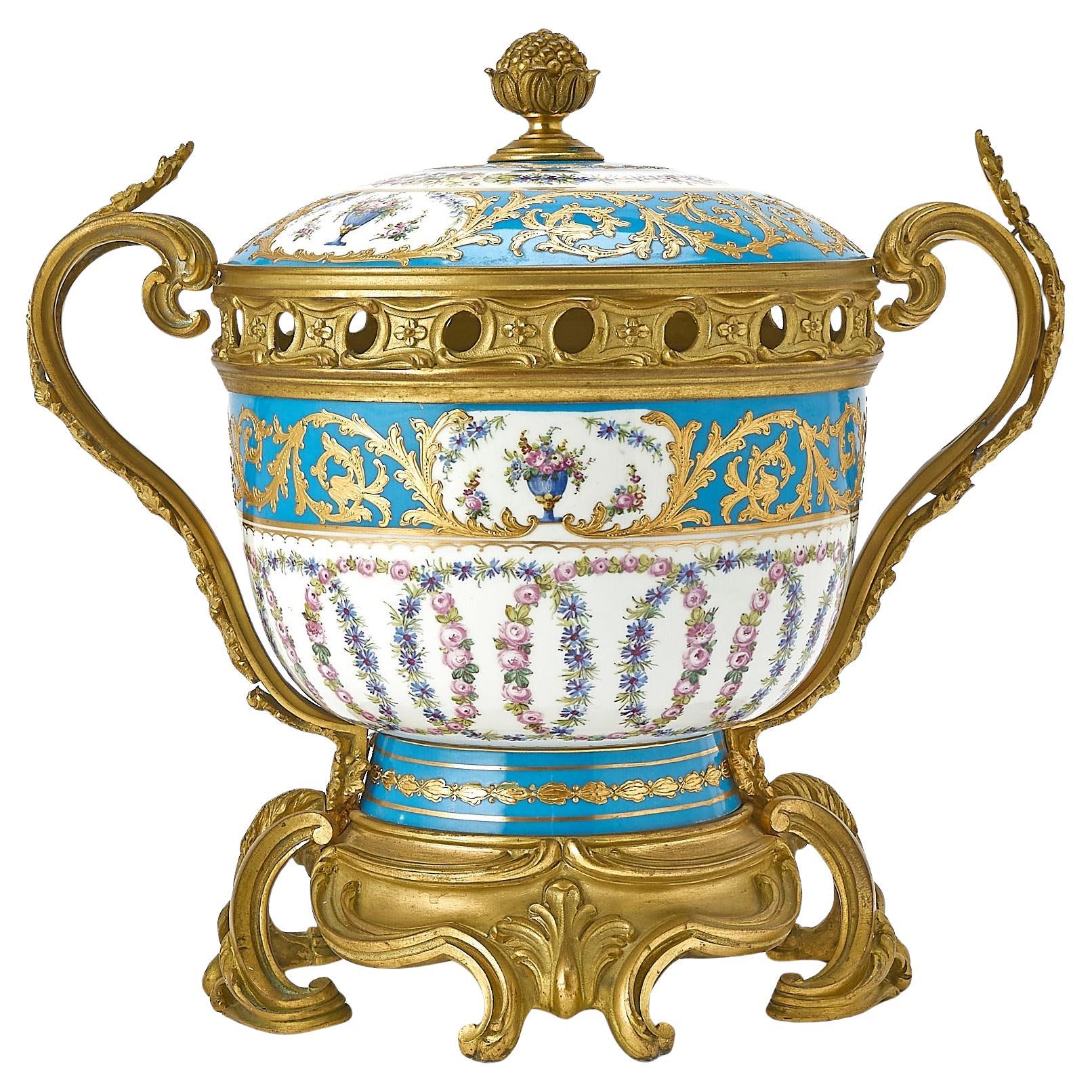 Potpourri decorativo coperto in porcellana di Sèvres del XIX secolo in vendita