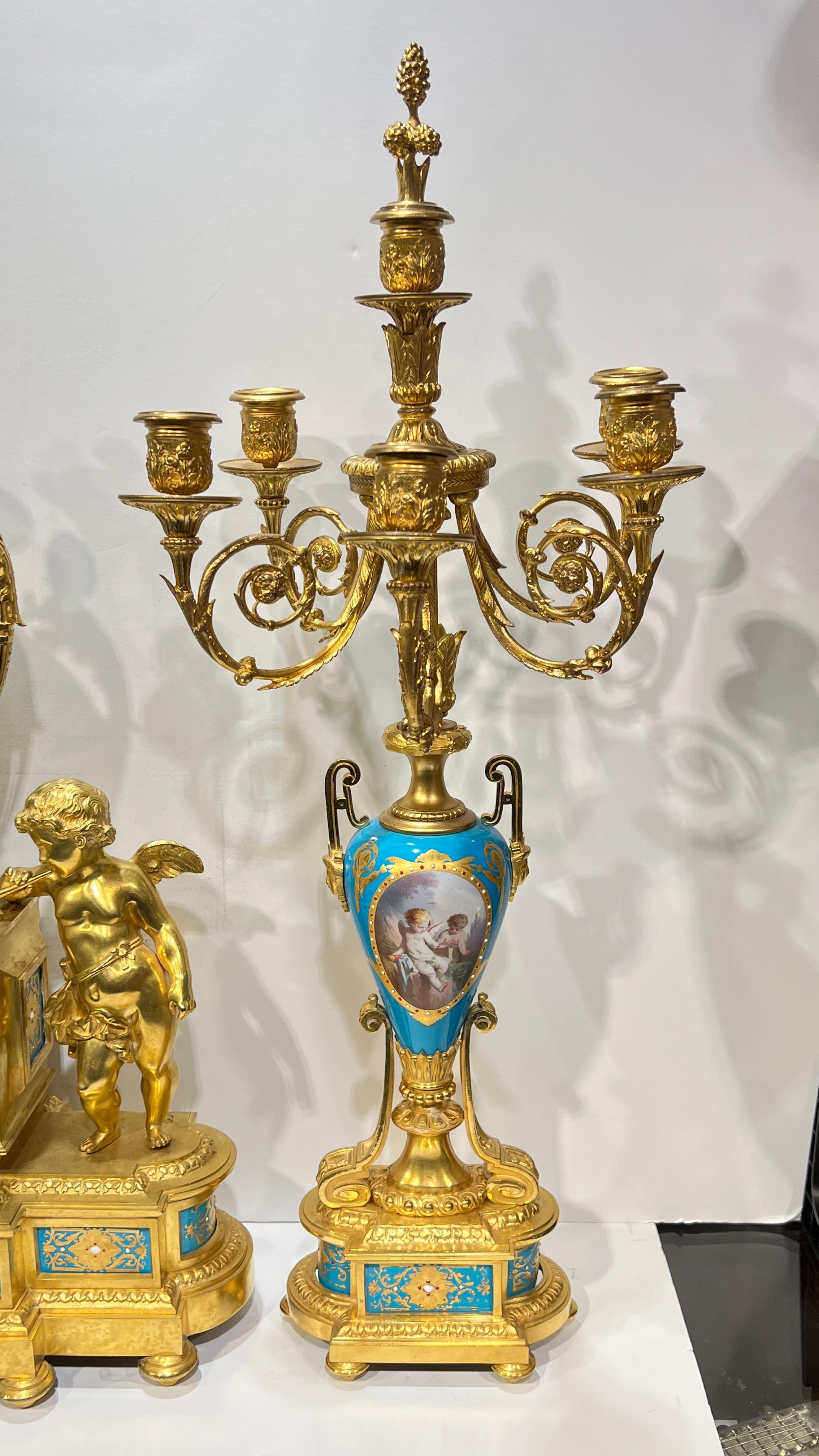 19th Century French Sevres Porcelain Gilt Bronze Mantel Clock and Candelabra Set (Französisch) im Angebot