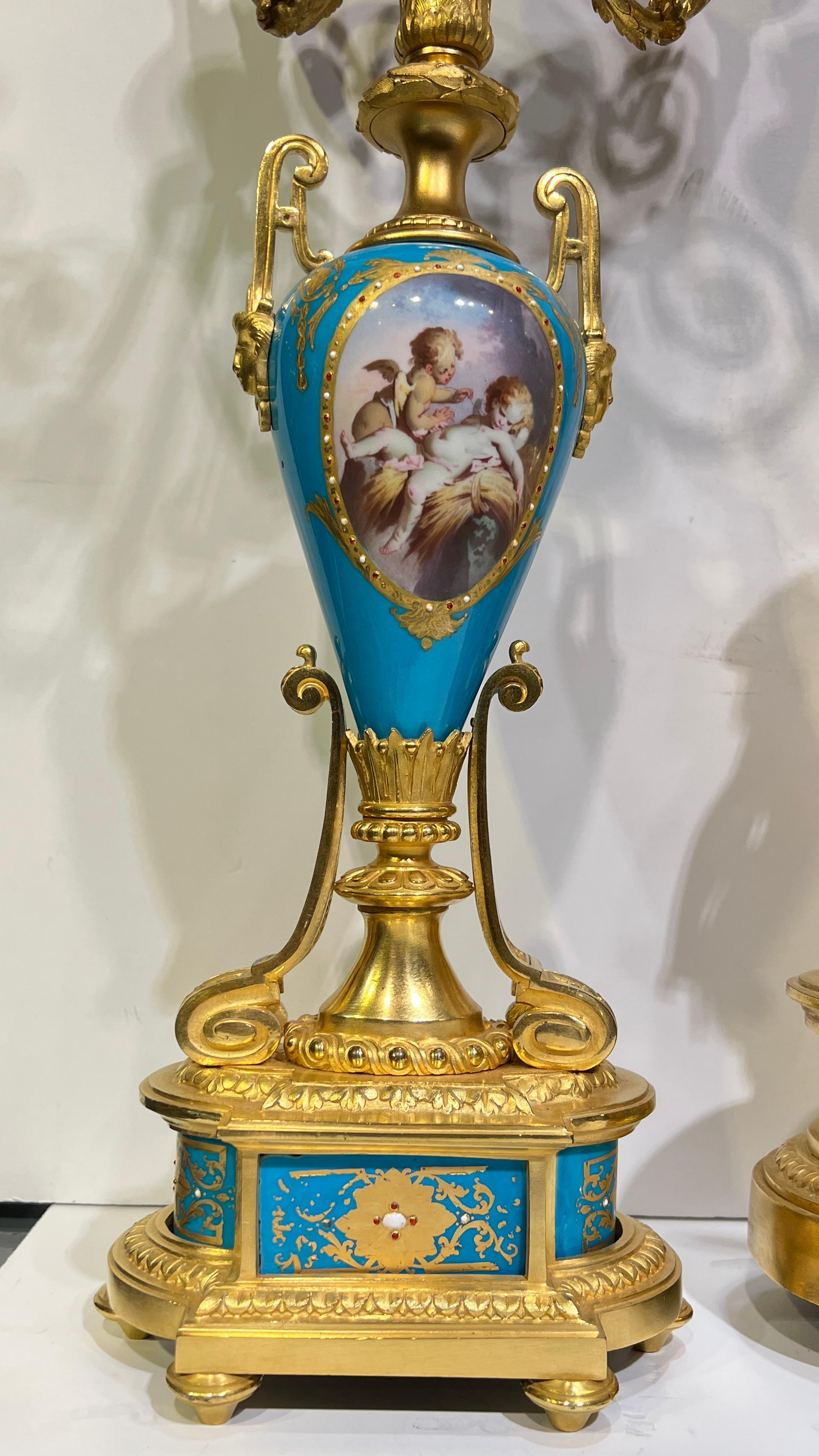 19th Century French Sevres Porcelain Gilt Bronze Mantel Clock and Candelabra Set im Zustand „Gut“ im Angebot in New York, NY