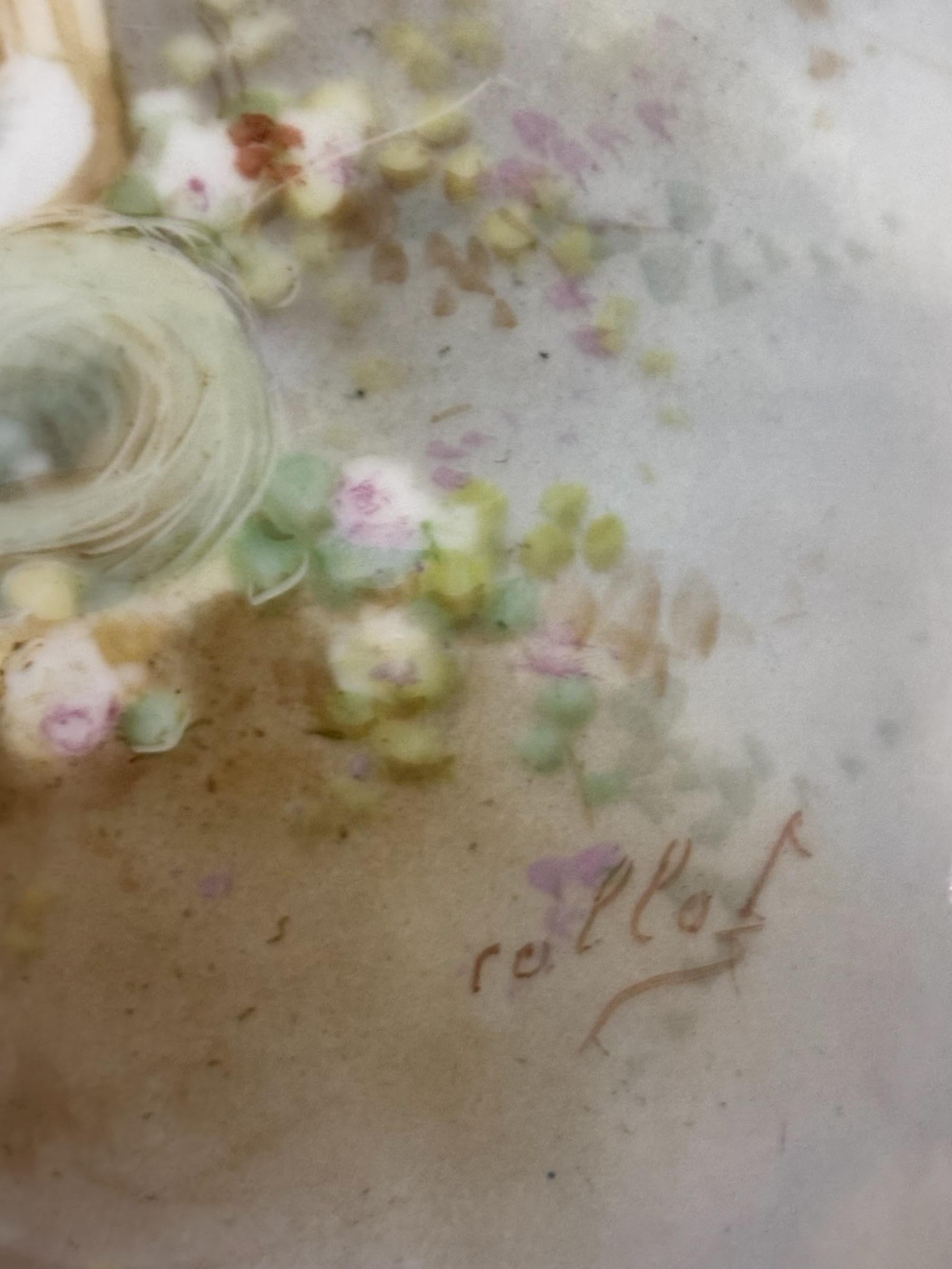 Coppia di vasi in porcellana francese di Sèvres dipinti a mano del XIX secolo, con manici e montature in bronzo dorato. I vasi sono dipinti con raffinati ornamenti dorati intorno alle spalle, con putti che riposano tra i fiori e liberano colombe.