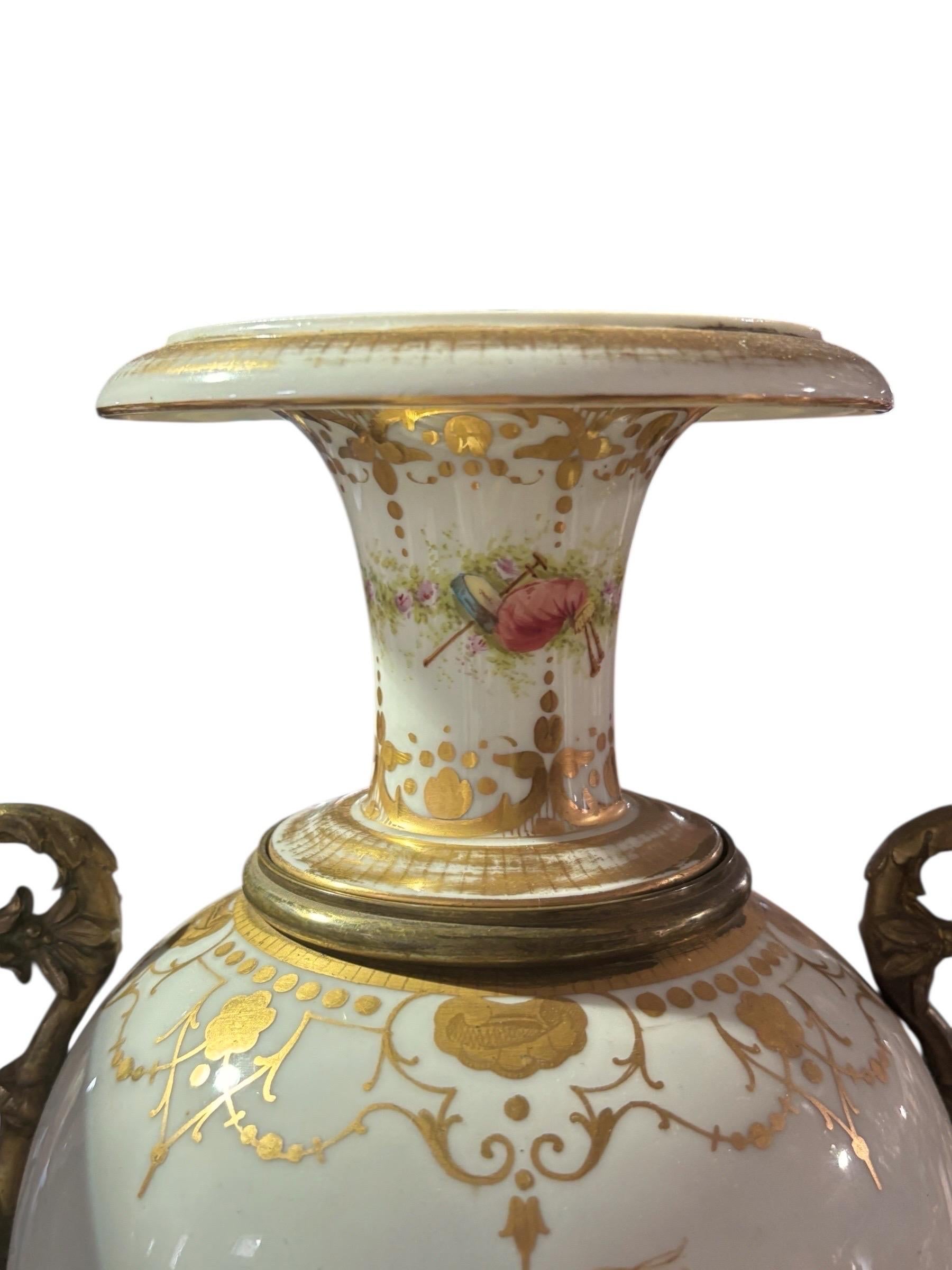 Luigi XV Vasi in porcellana di Sèvres francese del XIX secolo con maniglie e supporti in bronzo dorato in vendita