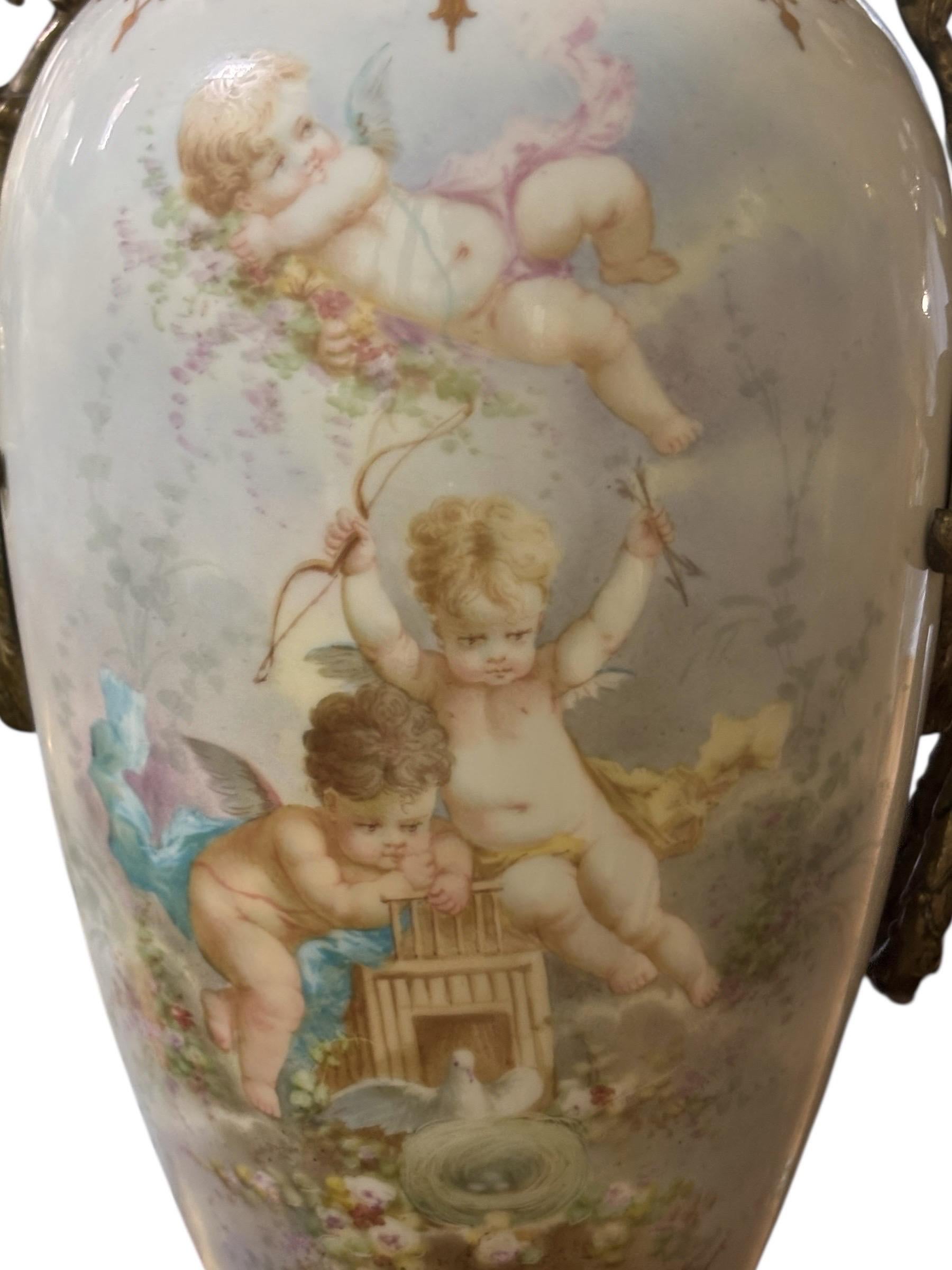 Francese Vasi in porcellana di Sèvres francese del XIX secolo con maniglie e supporti in bronzo dorato in vendita