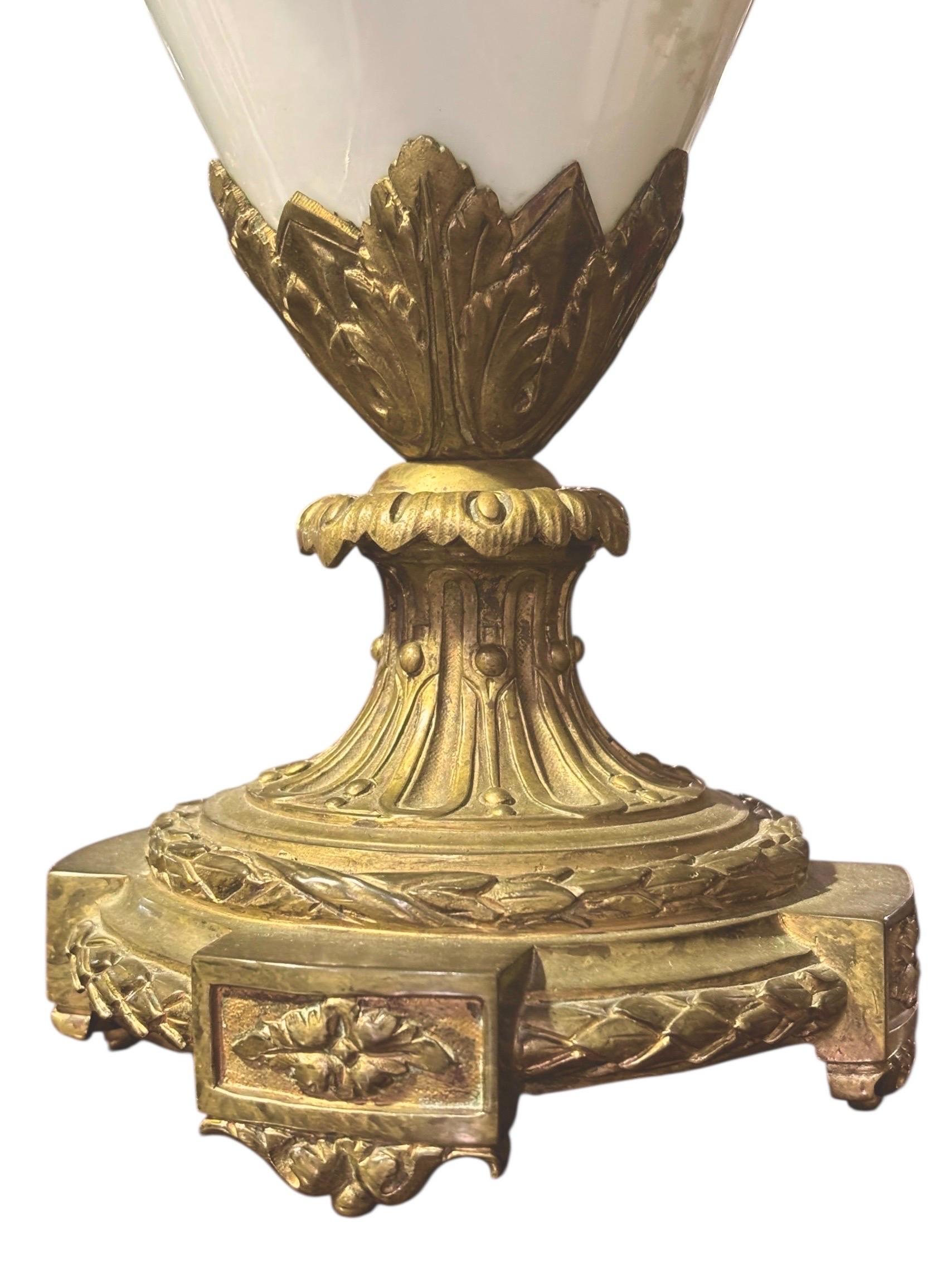 Vasi in porcellana di Sèvres francese del XIX secolo con maniglie e supporti in bronzo dorato In condizioni buone in vendita a Sarasota, FL