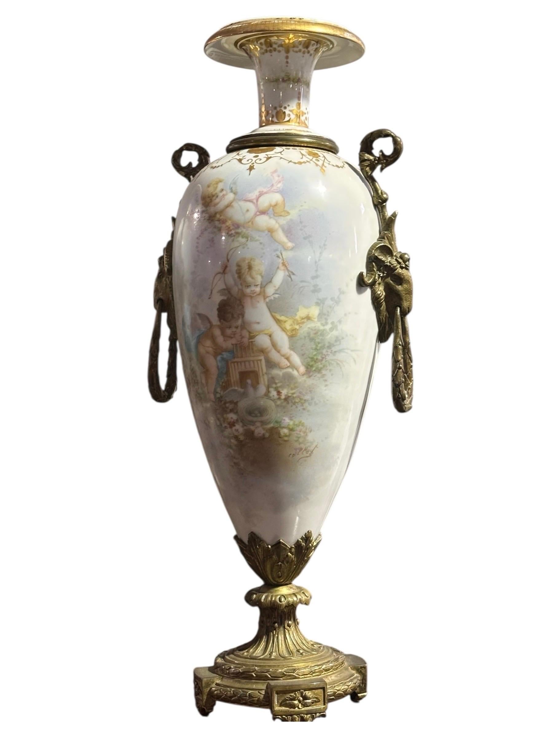 Bronzo Vasi in porcellana di Sèvres francese del XIX secolo con maniglie e supporti in bronzo dorato in vendita