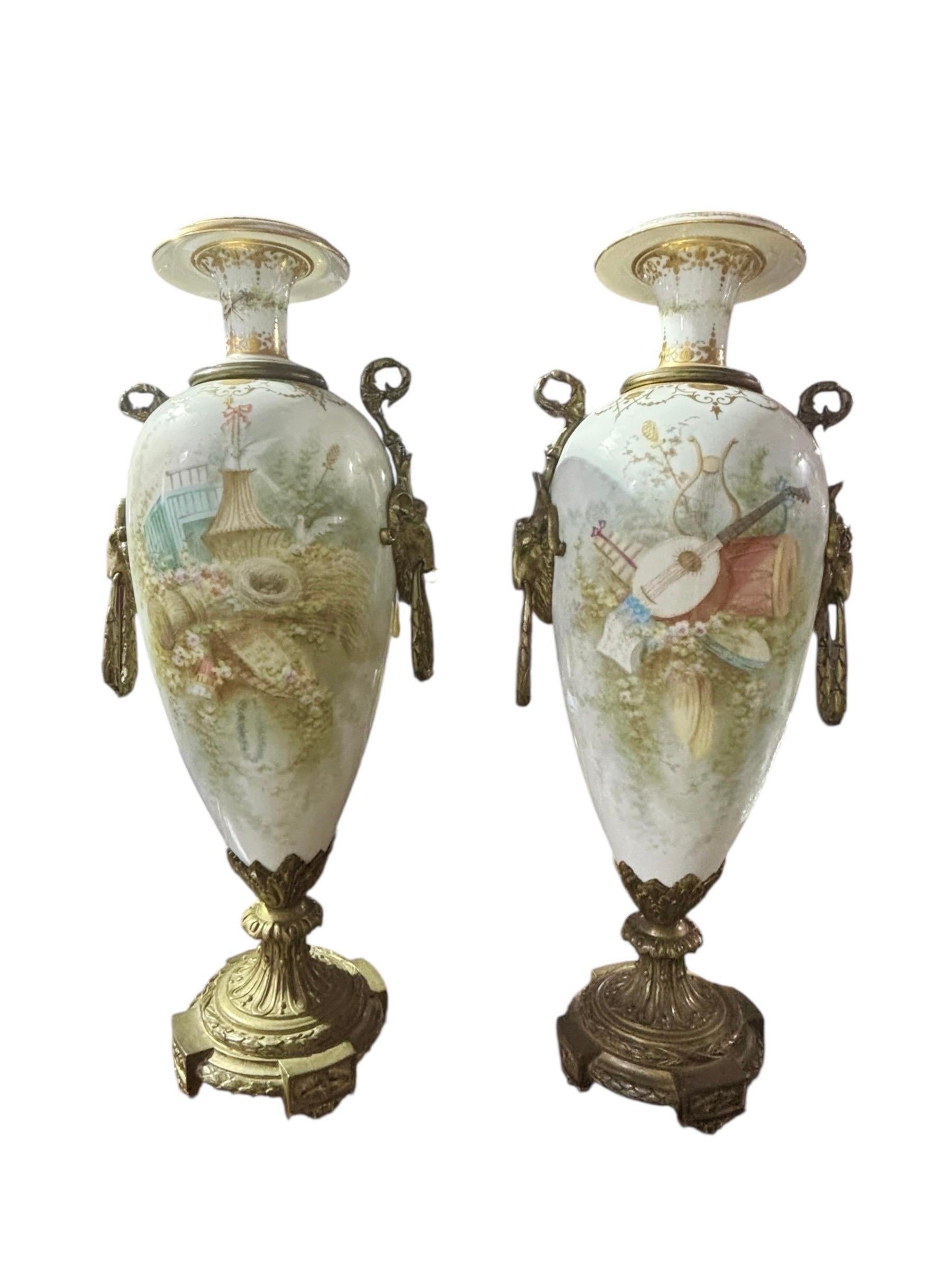 Vasi in porcellana di Sèvres francese del XIX secolo con maniglie e supporti in bronzo dorato in vendita 1