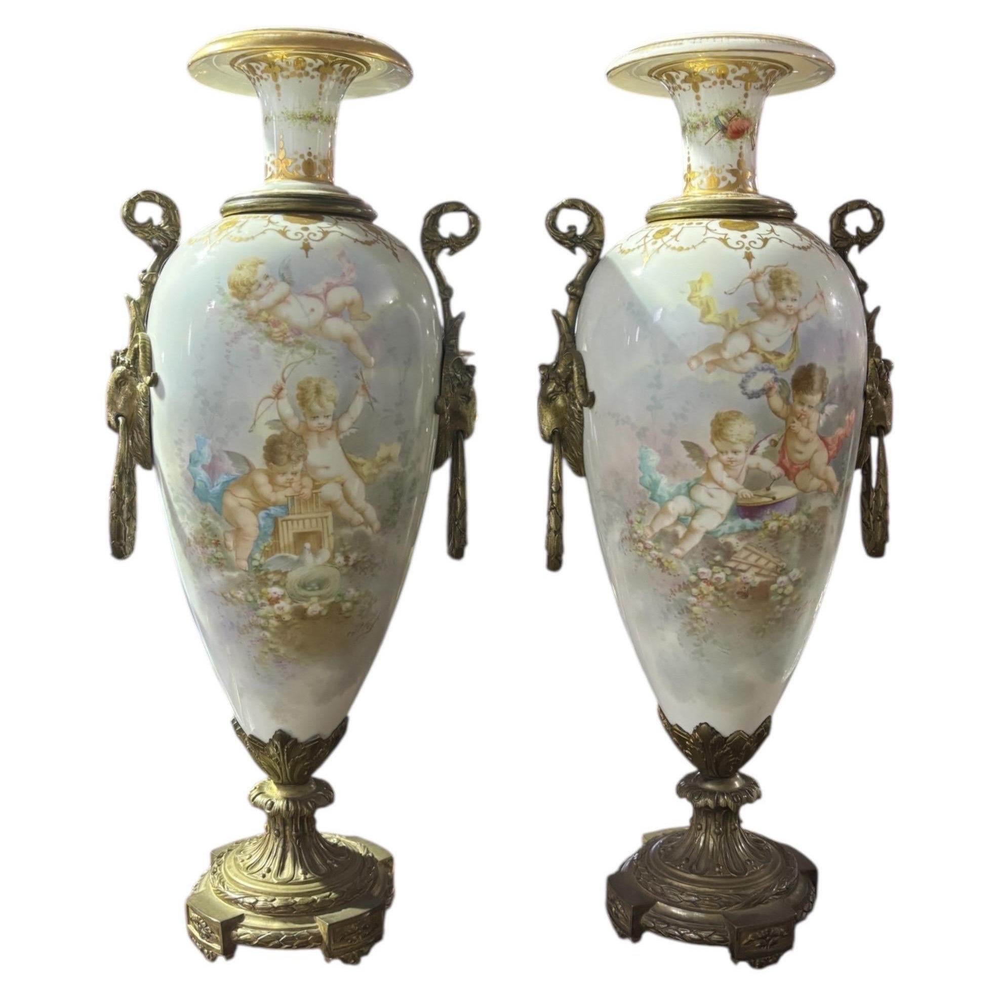 Vasi in porcellana di Sèvres francese del XIX secolo con maniglie e supporti in bronzo dorato in vendita