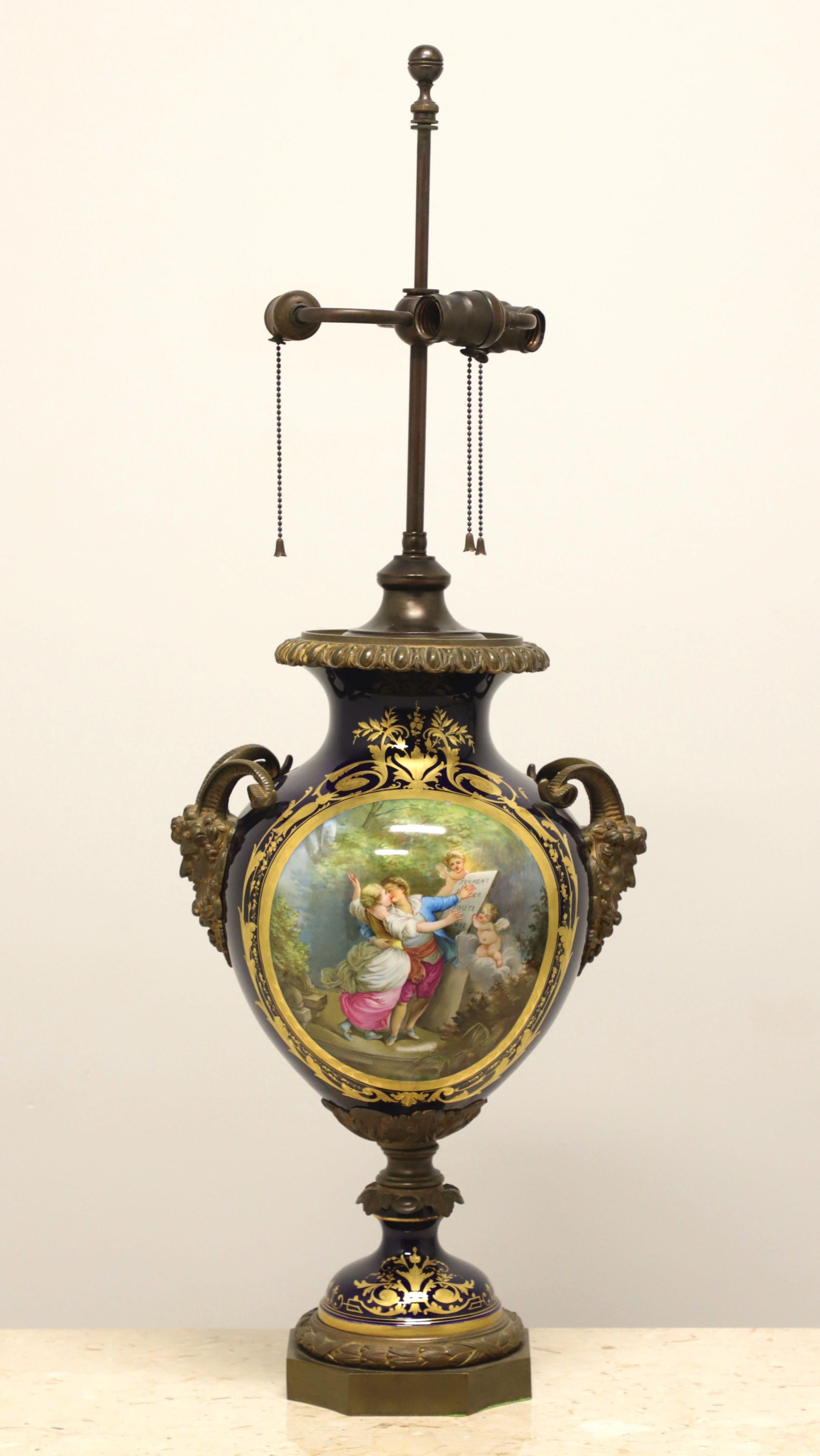 Porcelaine de Sèvres du 19ème siècle avec bronze doré monté comme lampe de bureau en vente 4